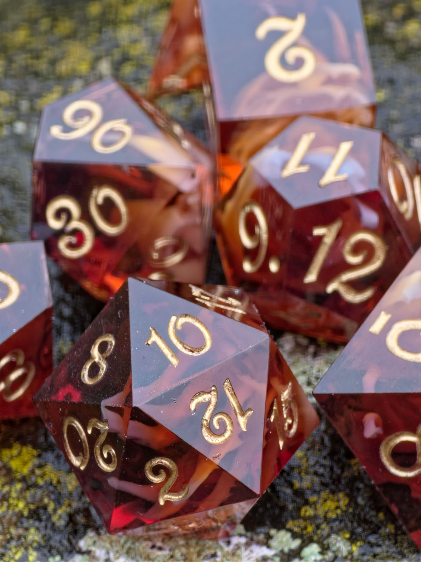 Coffee Cream Swirl Würfelset – braun-cremefarbene Resinwürfel mit goldenem Swirl-Effekt und goldenen Zahlen.  
Coffee Cream Swirl dice set – brown-cream resin dice with golden swirl effect and gold numbering.