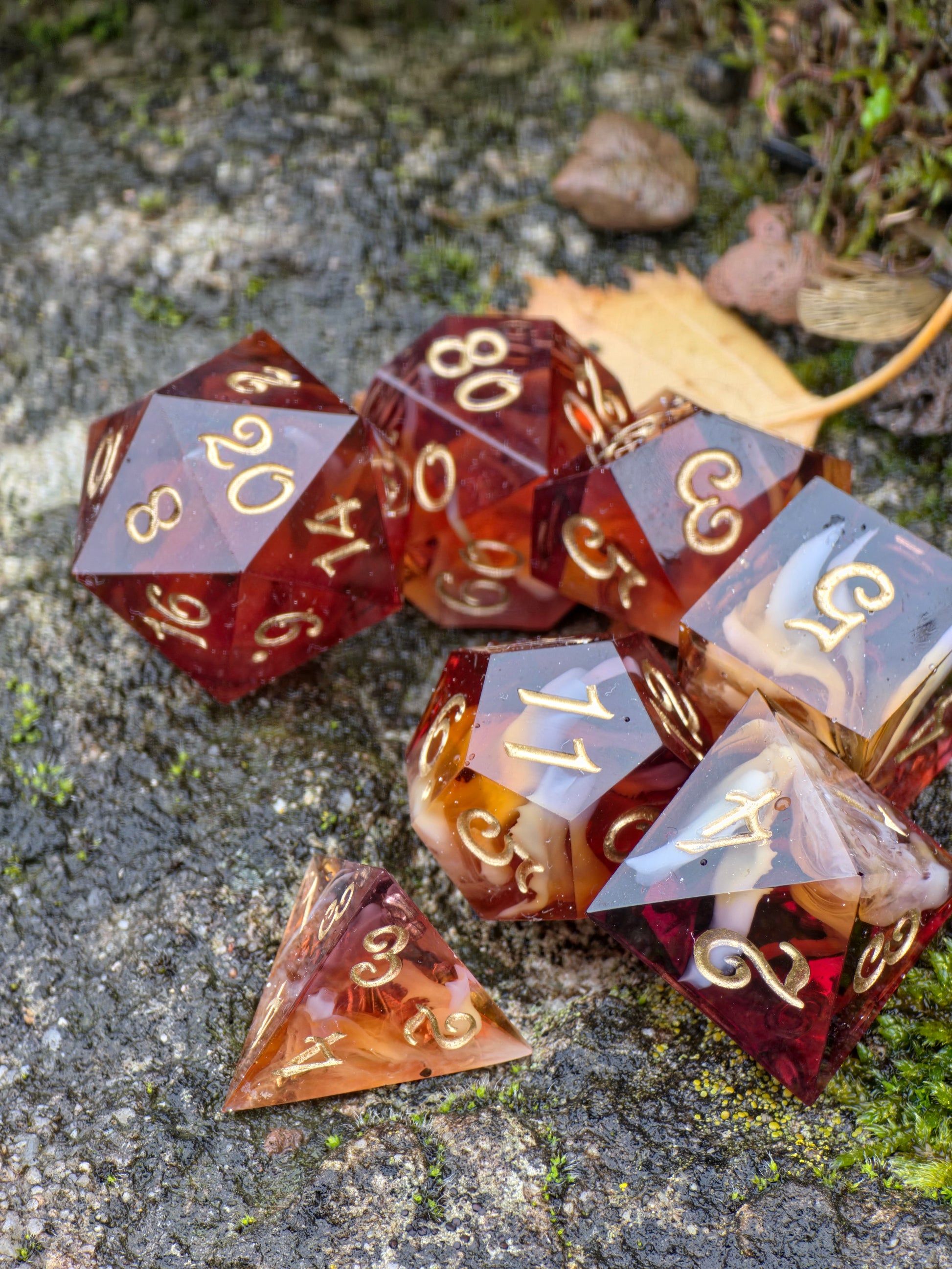 Coffee Cream Swirl Würfelset in der Natur – warme Brauntöne, goldene Zahlen und weiche Swirl-Strukturen.  
Coffee Cream Swirl dice set outdoors – warm brown tones, gold numbering and soft swirl textures.