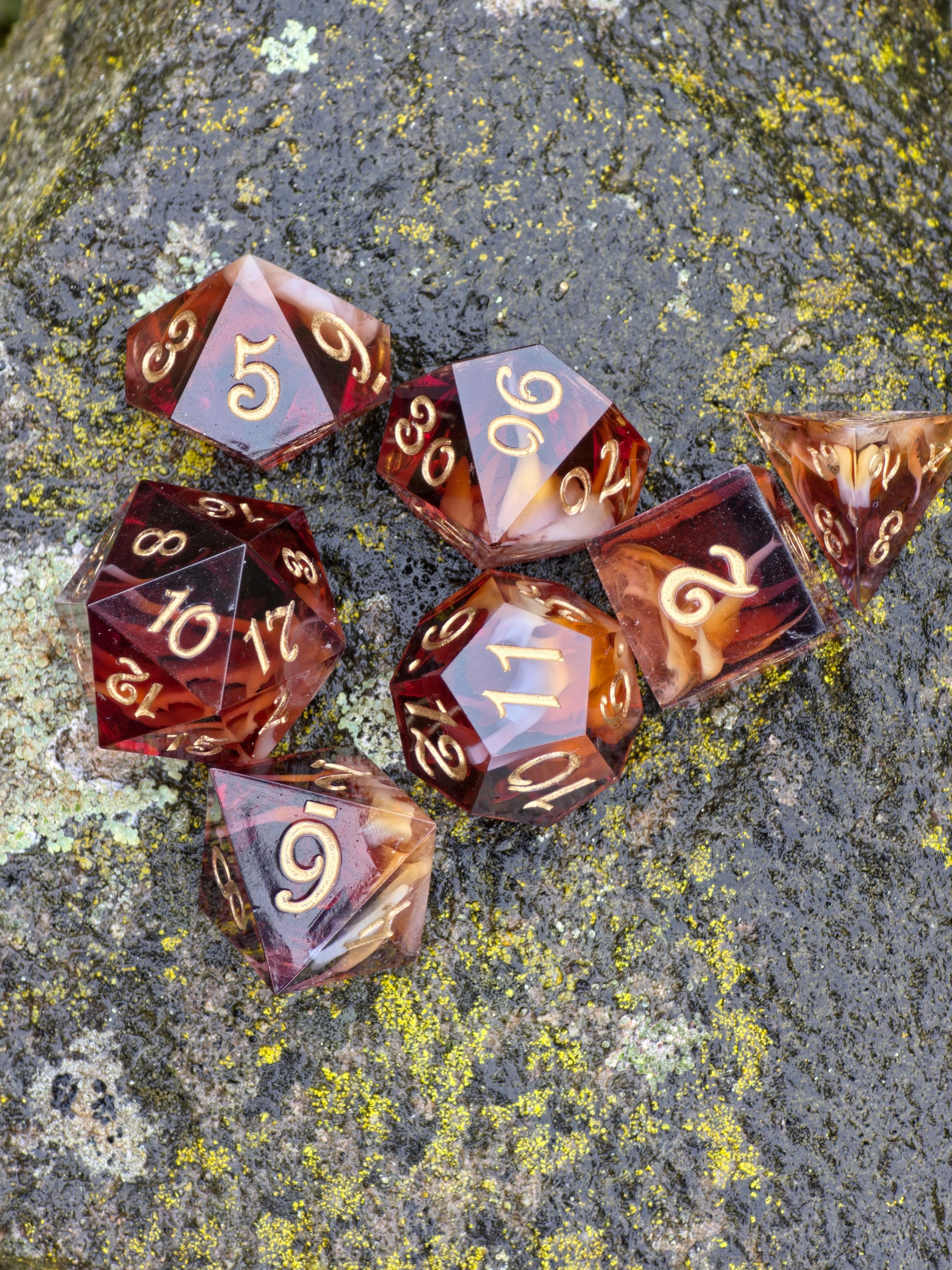 Coffee Cream Swirl Würfelset im Sonnenlicht – transparente braun-creme Schichten mit goldenem Swirl-Effekt.  
Coffee Cream Swirl dice set in sunlight – transparent brown-cream layers with golden swirl effect.