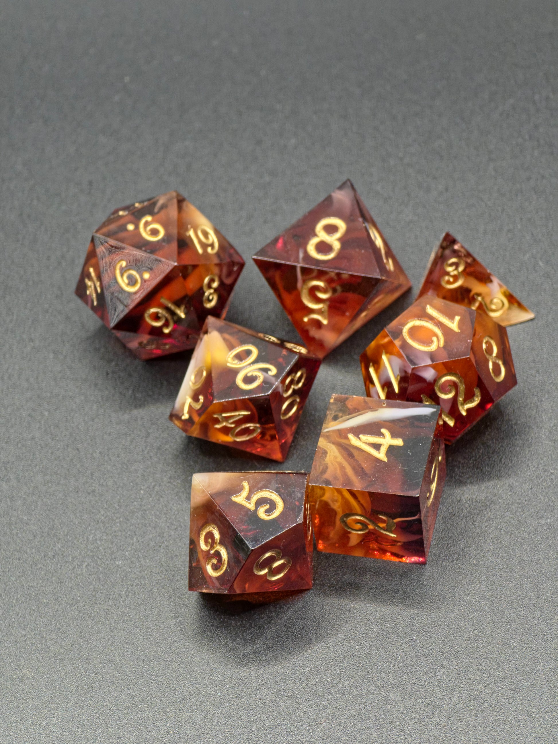 Coffee Cream Swirl Würfelset im Studio – klare Kanten, kaffeebraune Wirbel und cremige Muster im Resin.  
Coffee Cream Swirl dice set in studio – sharp edges, coffee-brown swirls and creamy resin patterns.