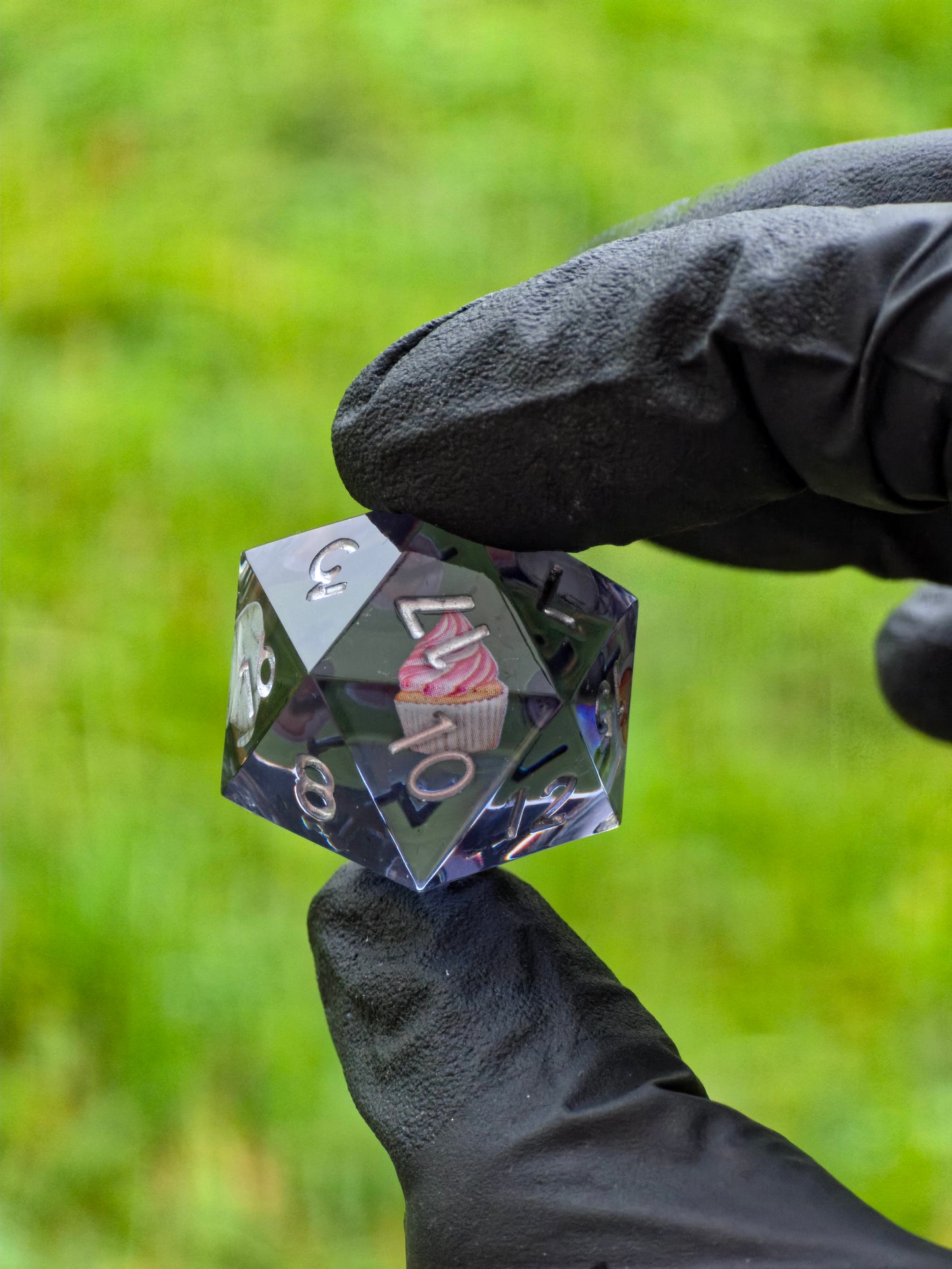„Cookie Cats“ D20 auf grauem Hintergrund – hebt Details und Reinheit des Harzes hervor.  
“Cookie Cats” D20 on gray background – highlighting the resin clarity and fine embedded details.