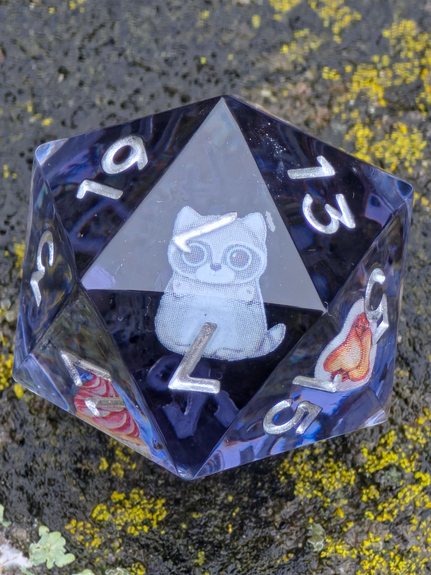 „Cookie Cats“ Würfel in der Hand – zeigt Größe, Klarheit und schimmernde Details im Harz.  
“Cookie Cats” die held in hand – showing size, clarity and shimmering resin details.