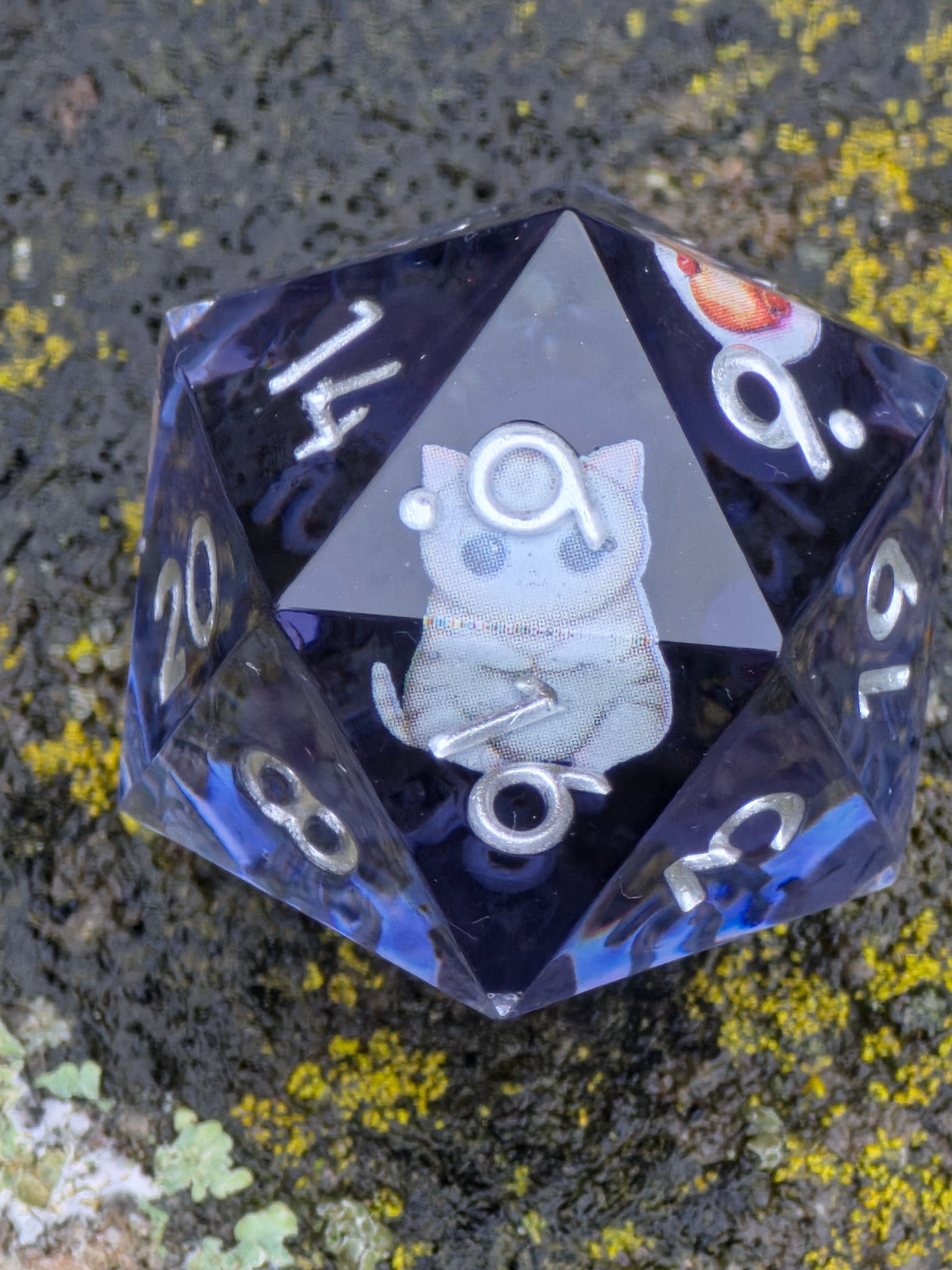 Handgemachter D20 Resinwürfel „Cookie Cats“ mit süßen Katzenfiguren, Cupcake und Cookies – ein verspieltes Sammlerstück.  
Handmade D20 resin die “Cookie Cats” with cute cat miniatures, cupcake and cookies – a playful collector’s piece.