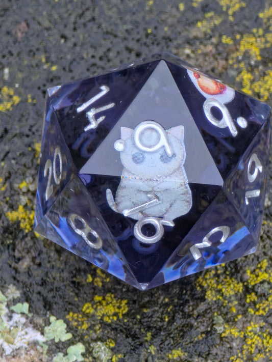 Handgemachter D20 Resinwürfel „Cookie Cats“ mit süßen Katzenfiguren, Cupcake und Cookies – ein verspieltes Sammlerstück.  
Handmade D20 resin die “Cookie Cats” with cute cat miniatures, cupcake and cookies – a playful collector’s piece.