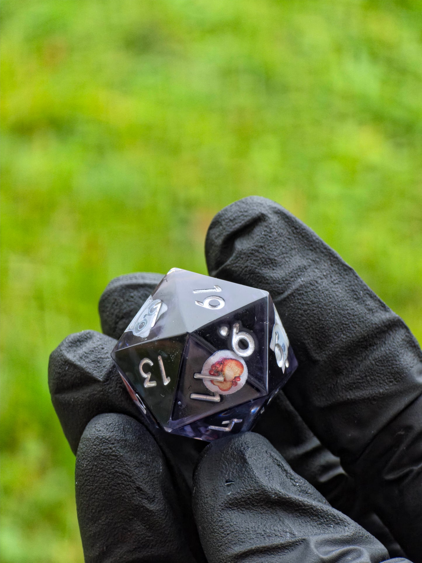 Seitenansicht des handgefertigten Würfels – zeigt Waschbär, Cupcake und goldene Glitzerpartikel.  
Side view of the handmade die – featuring raccoon, cupcake and golden glitter particles.