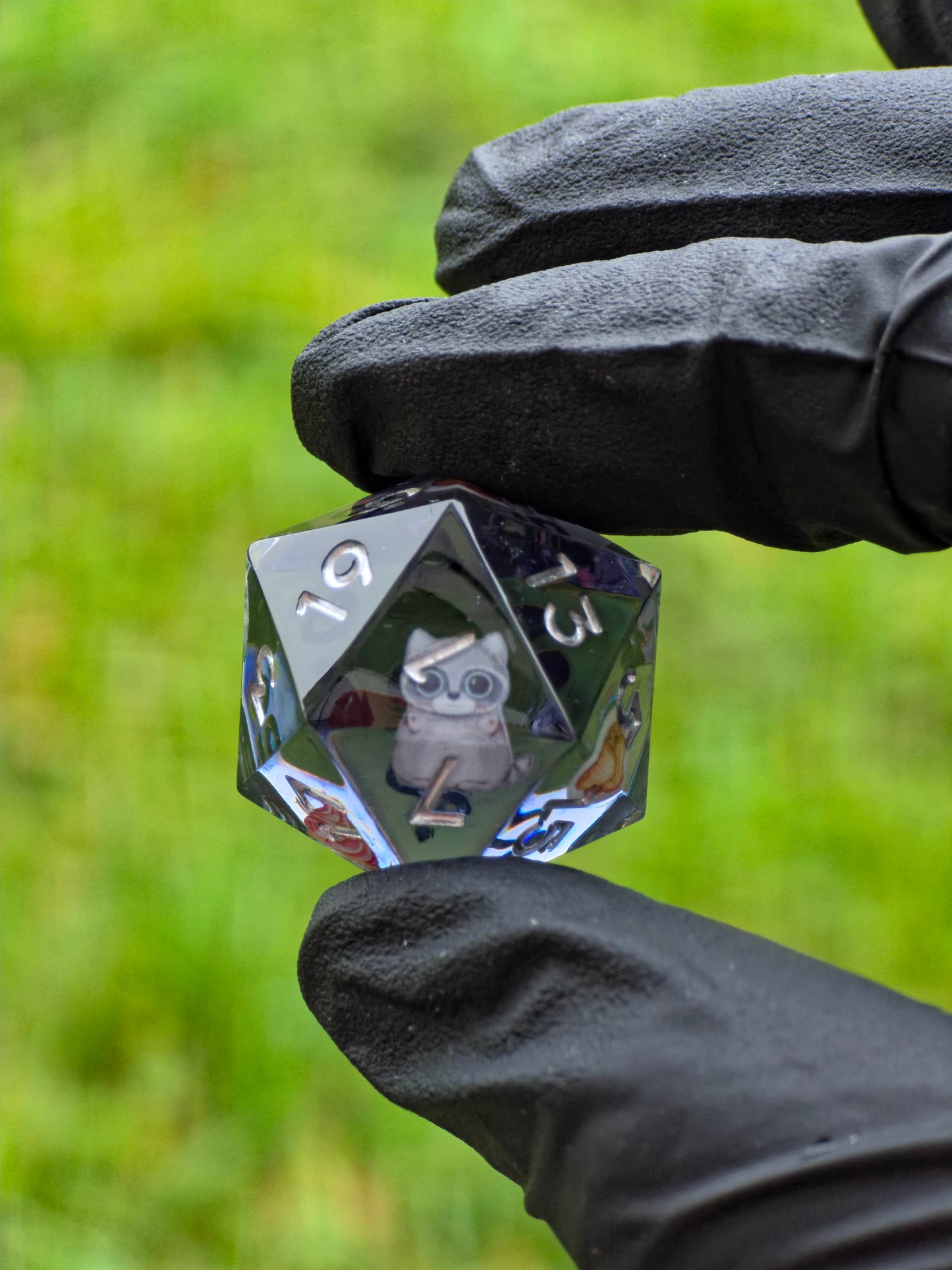 Studioaufnahme des D20 „Cookie Cats“ – klare Linien, feine Gravuren, perfekt für DnD- und Kawaii-Fans.  
Studio shot of the “Cookie Cats” D20 – crisp edges, fine engravings, perfect for DnD and kawaii fans.