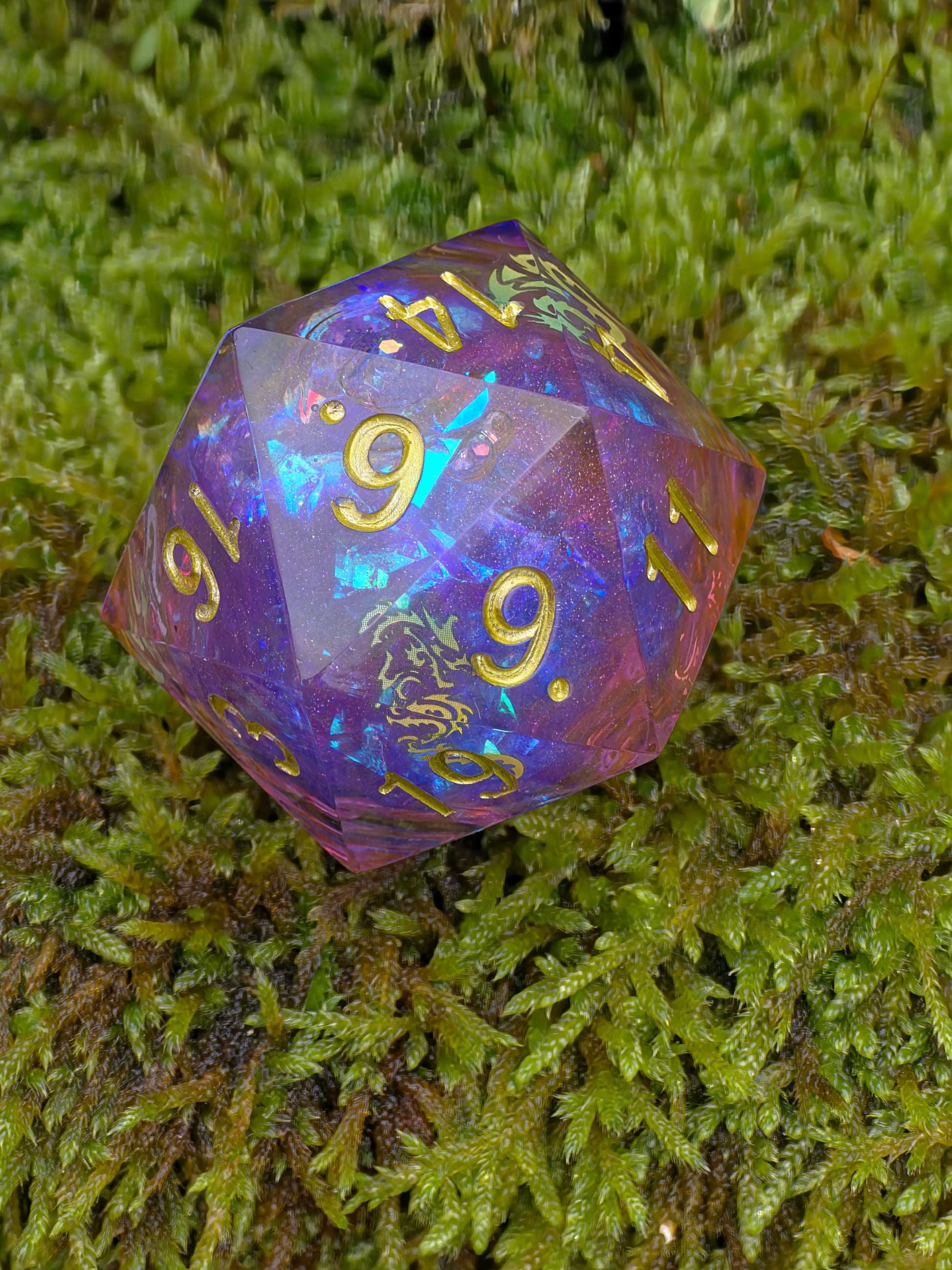 Detailaufnahme des „Dragon Spirit“ – fließende Bewegung im Liquid Core und holografische Schuppen.  
Close-up of “Dragon Spirit” – flowing motion in liquid core and holographic scales.