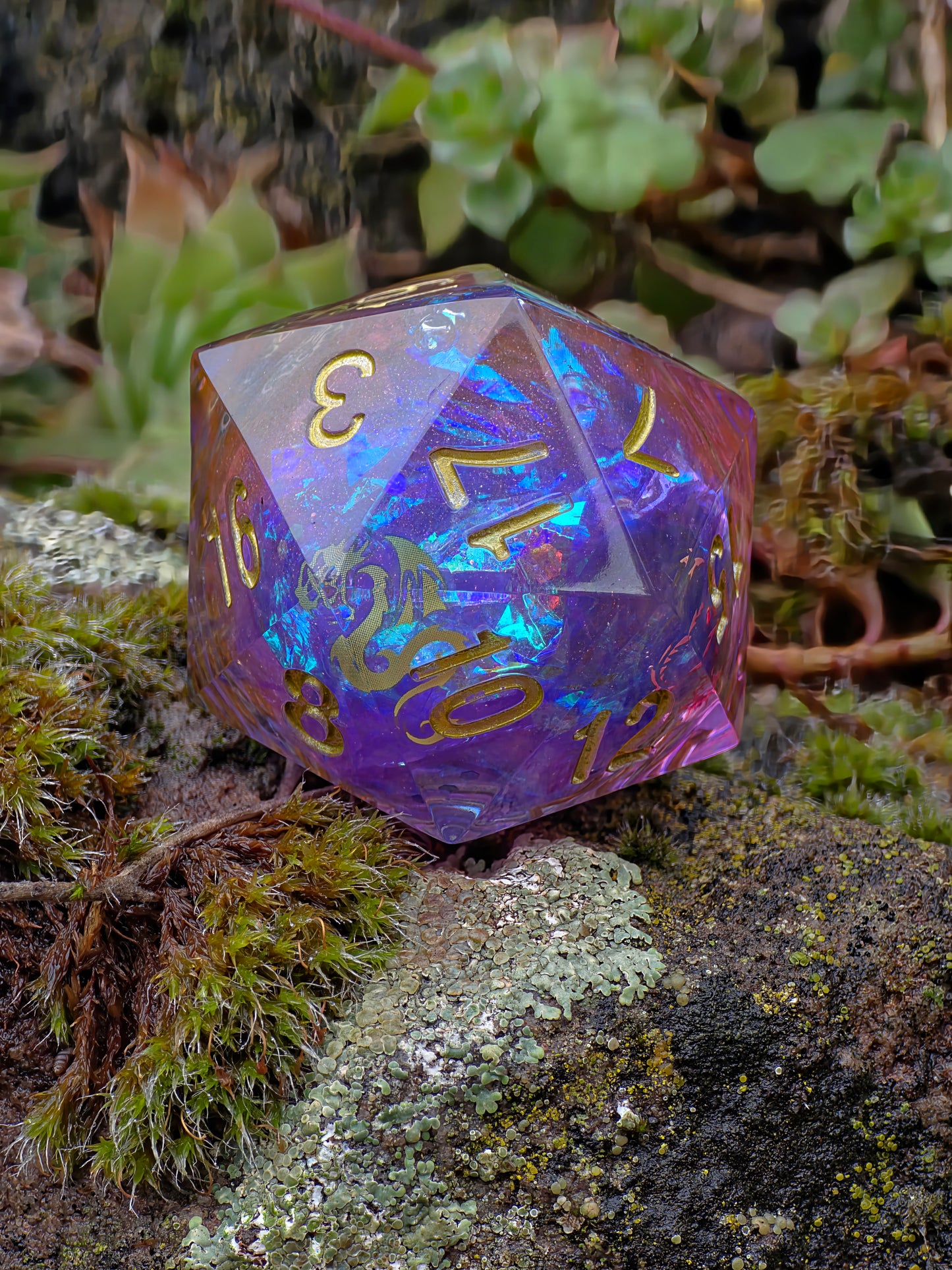 „Dragon Spirit“ in der Hand – magisches Glitzern in Violett und Blau mit goldenen Akzenten.  
“Dragon Spirit” held in hand – magical shimmer in violet and blue with golden accents.