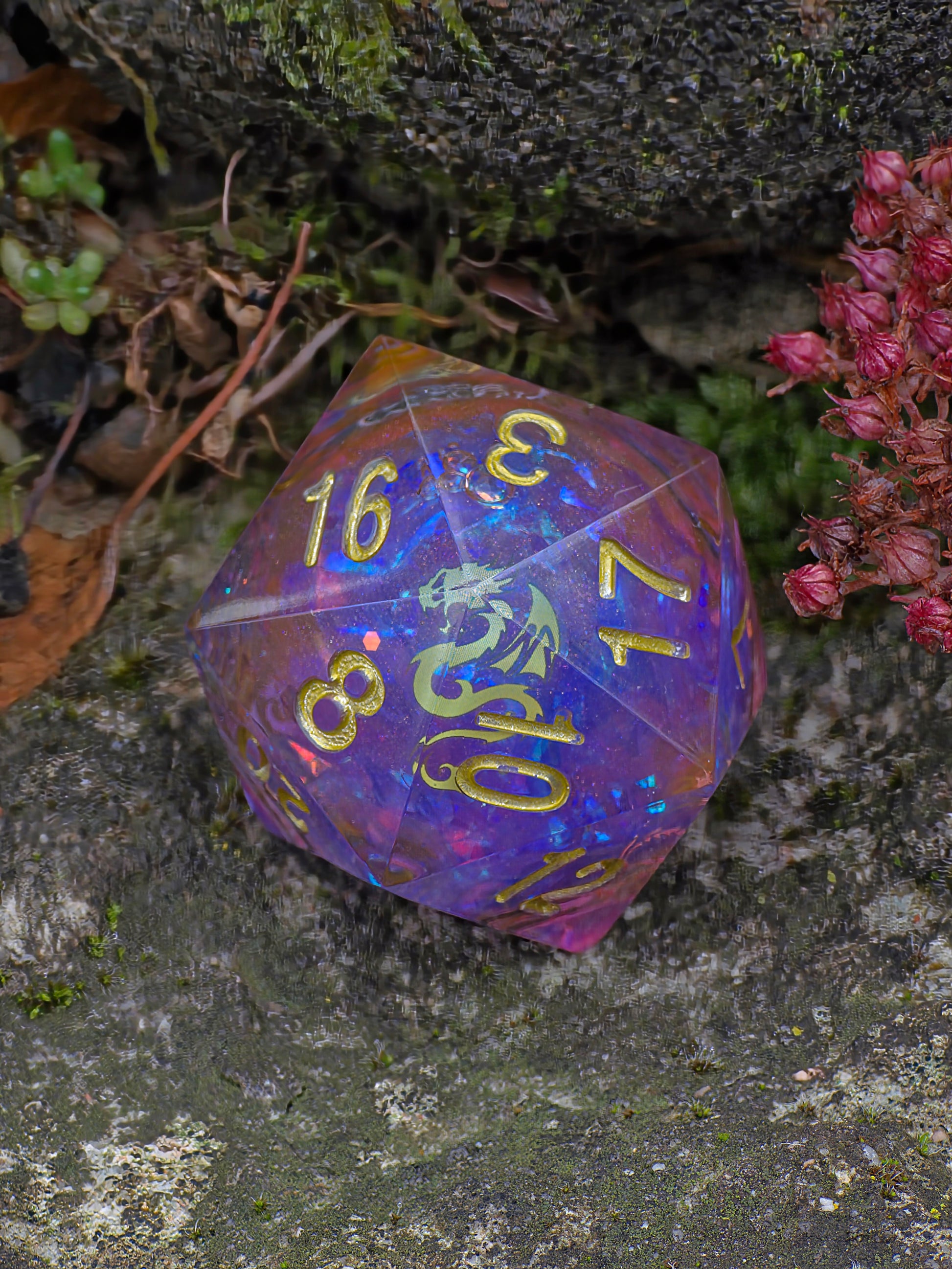 Handgemachter D20 „Dragon Spirit“ – Liquid Core Würfel im Galaxy Look mit Drachenmotiv.  
Handmade D20 “Dragon Spirit” – liquid core die in galaxy look with dragon motif.