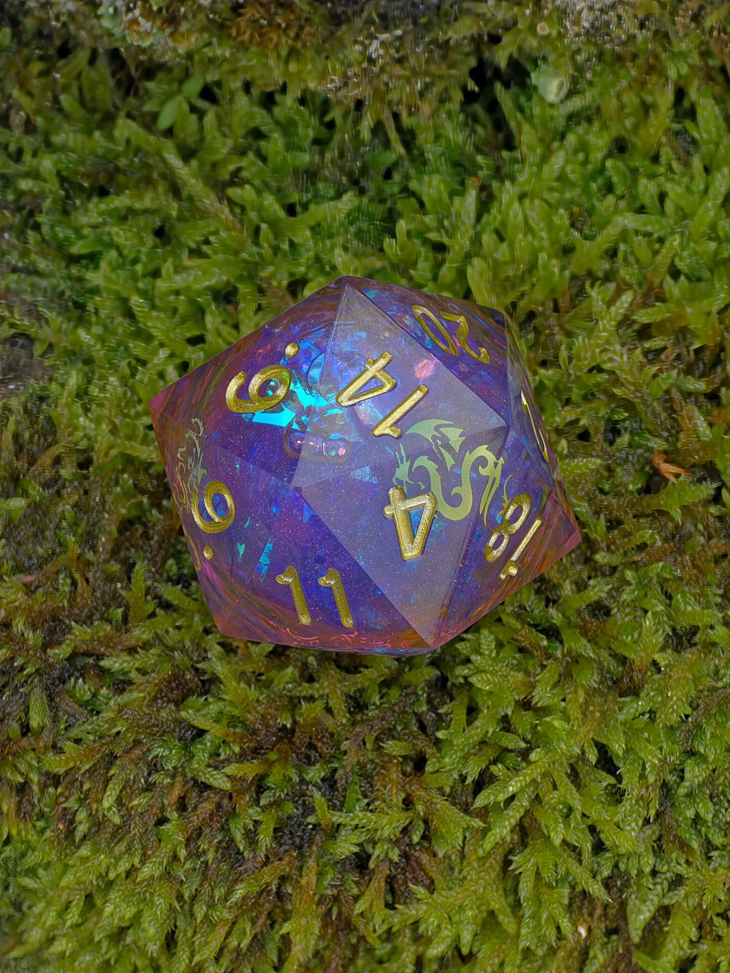 Studioaufnahme des „Dragon Spirit“ – polierte Facetten und klar sichtbares Liquid Core.  
Studio shot of “Dragon Spirit” – polished facets and clearly visible liquid core.