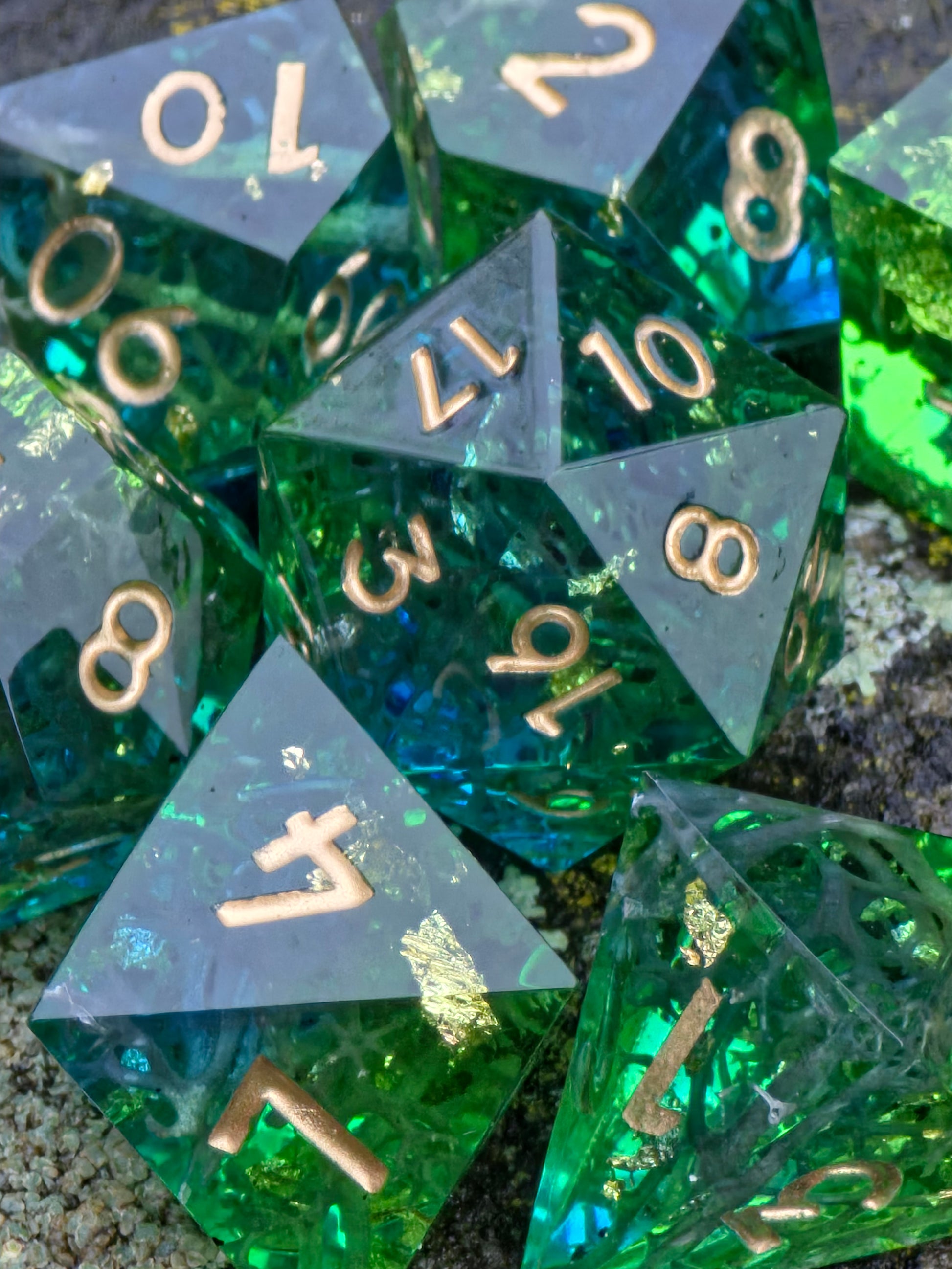 Komplettes „Emerald Grove“ Würfelset – schimmernde Harzstruktur mit Spiegelglanz und feinen Goldakzenten.  
Complete “Emerald Grove” dice set – shimmering resin texture with mirror shine and fine golden accents.