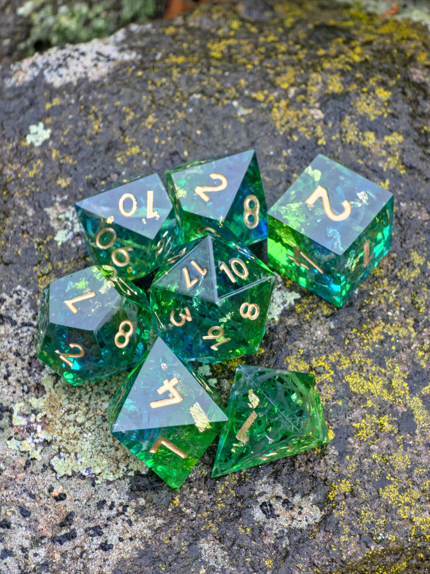 „Emerald Grove“ Würfel in der Hand – zeigt Größe, Lichtspiel und leuchtendes Smaragdgrün.  
“Emerald Grove” dice held in hand – showing size, reflections and bright emerald-green hue.