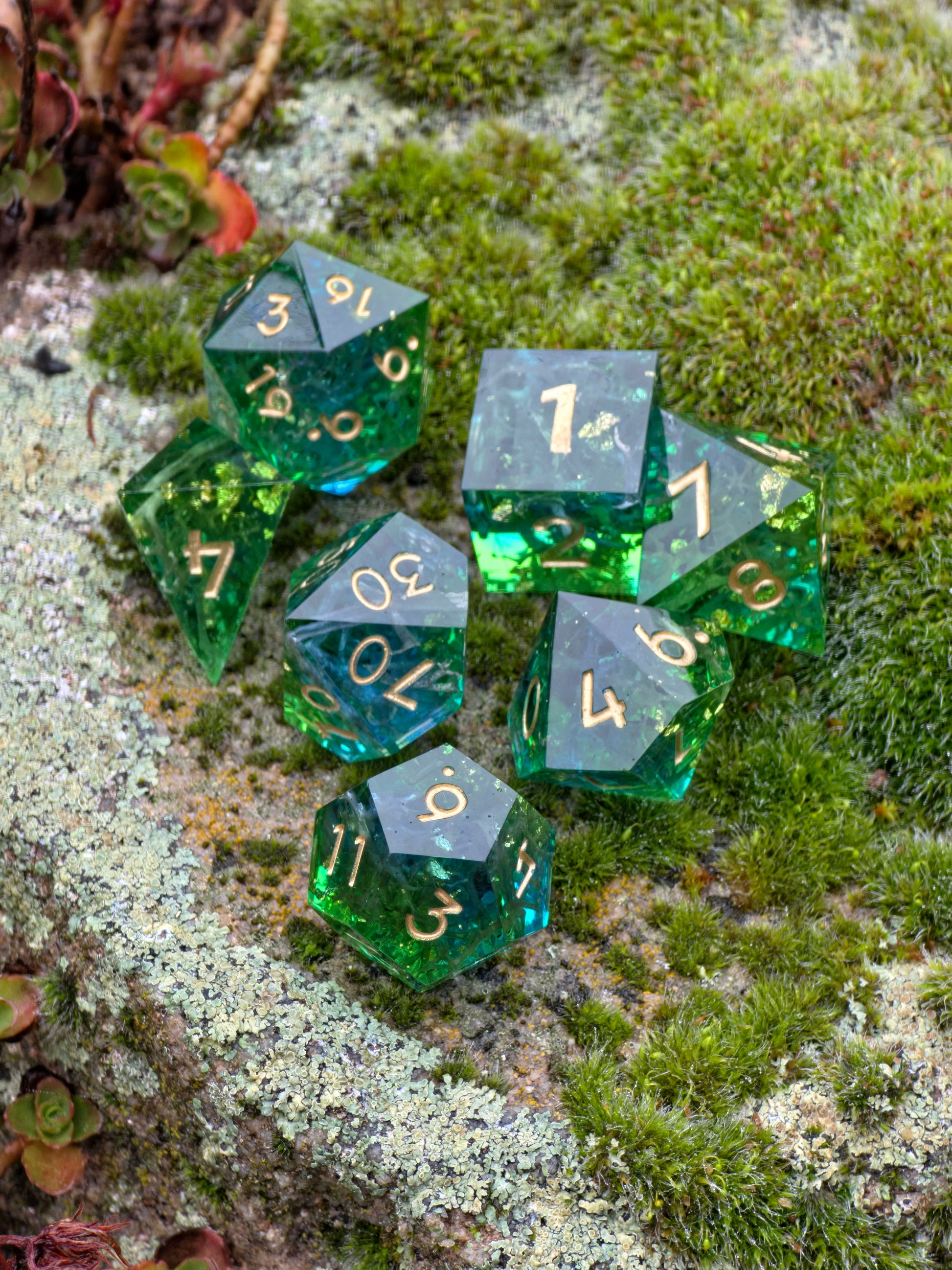Studioaufnahme des „Emerald Grove“ Würfelsets – präzise Gravuren, makelloser Glanz und natürliche Eleganz.  
Studio shot of the “Emerald Grove” dice set – precise engravings, flawless shine and natural elegance.
