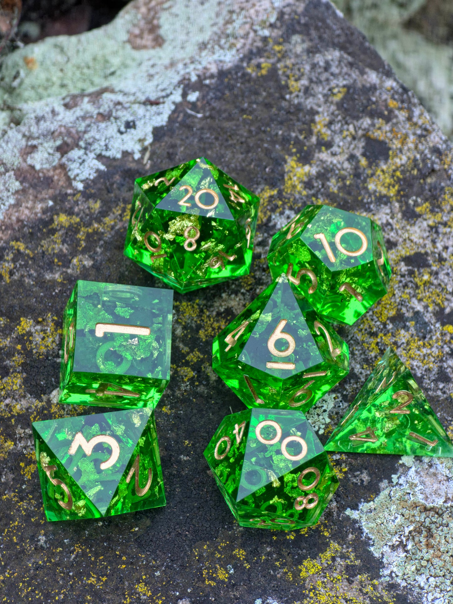Komplettes „Emerald Treasure“ Würfelset – klar gegossenes Resin mit Spiegelglanz und leuchtendem Smaragdton.  
Complete “Emerald Treasure” dice set – clear resin with mirror shine and radiant emerald tone.