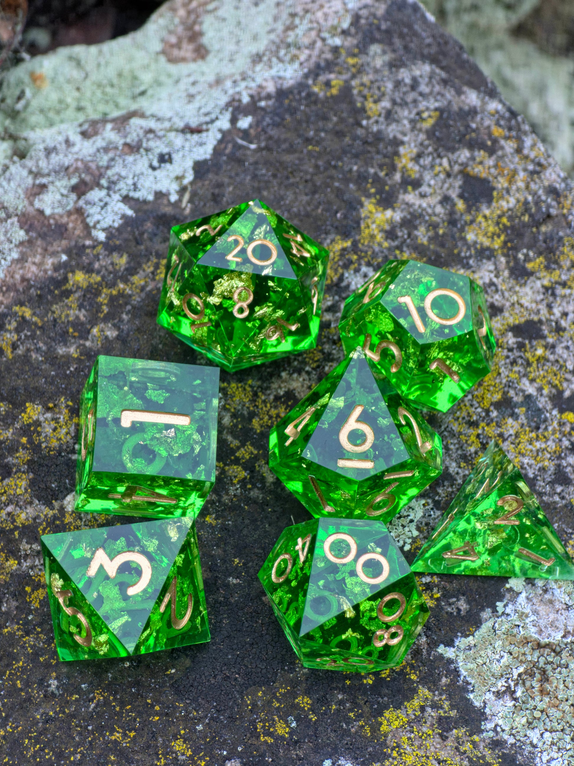 Komplettes „Emerald Treasure“ Würfelset – klar gegossenes Resin mit Spiegelglanz und leuchtendem Smaragdton.  
Complete “Emerald Treasure” dice set – clear resin with mirror shine and radiant emerald tone.