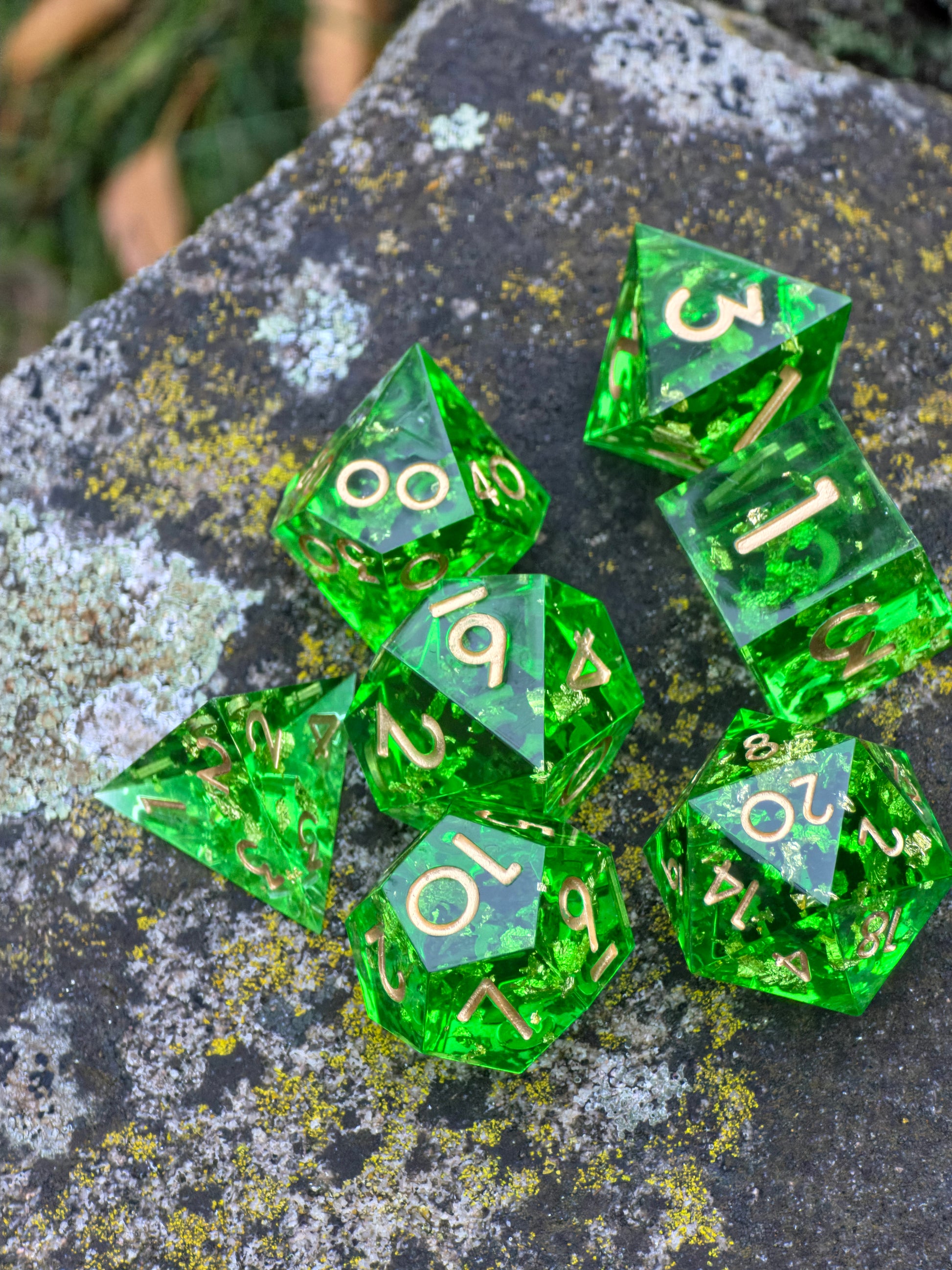 „Emerald Treasure“ Würfel in der Hand – zeigt Größe, Brillanz und Lichtspiel im Resin.  
“Emerald Treasure” dice held in hand – showing size, brilliance and light play within the resin.