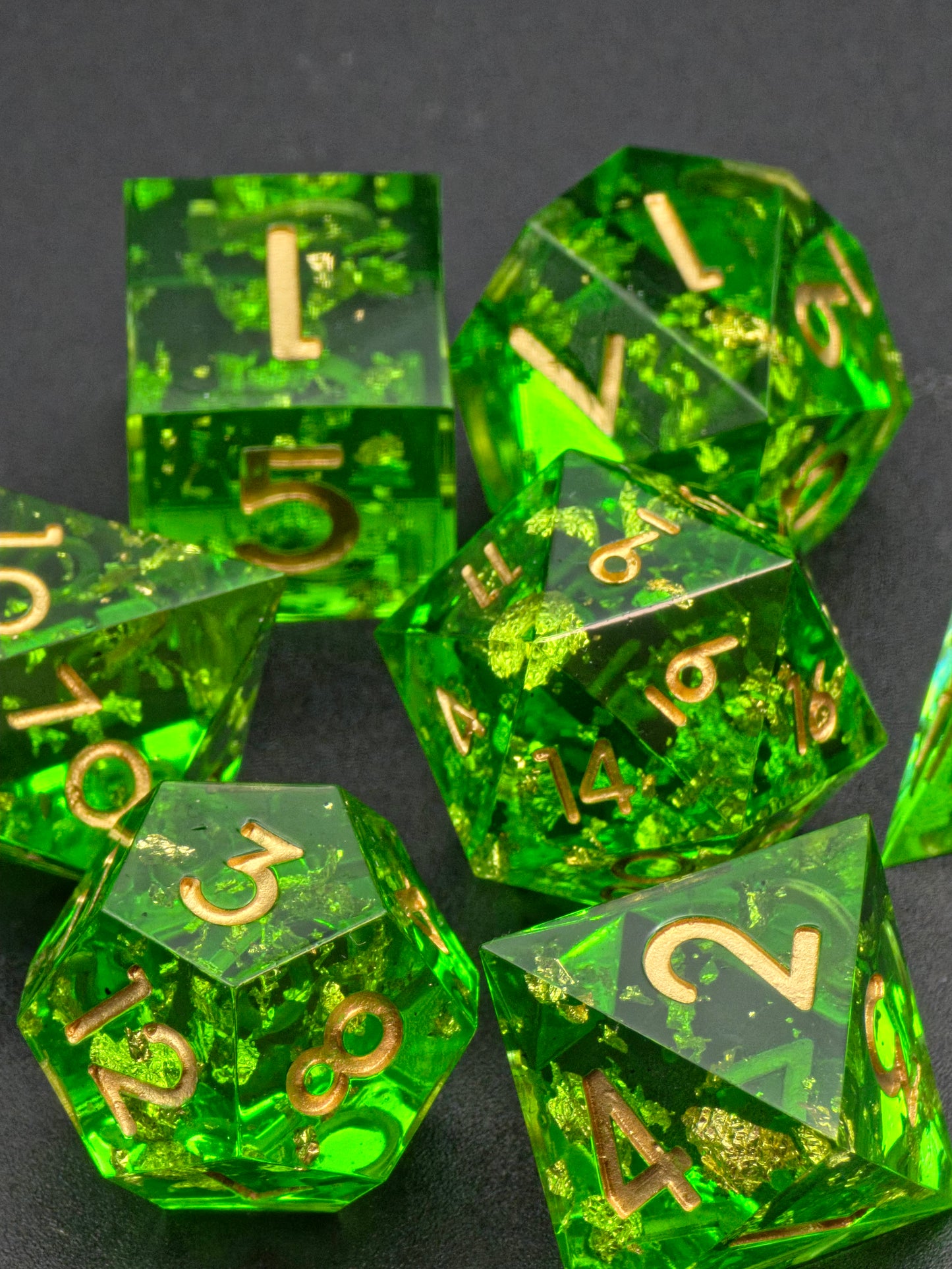 „Emerald Treasure“ Würfel auf Moos – symbolisiert Natur, Licht und die Magie des Waldes.  
“Emerald Treasure” dice on moss – symbolizing nature, light and the magic of the forest.