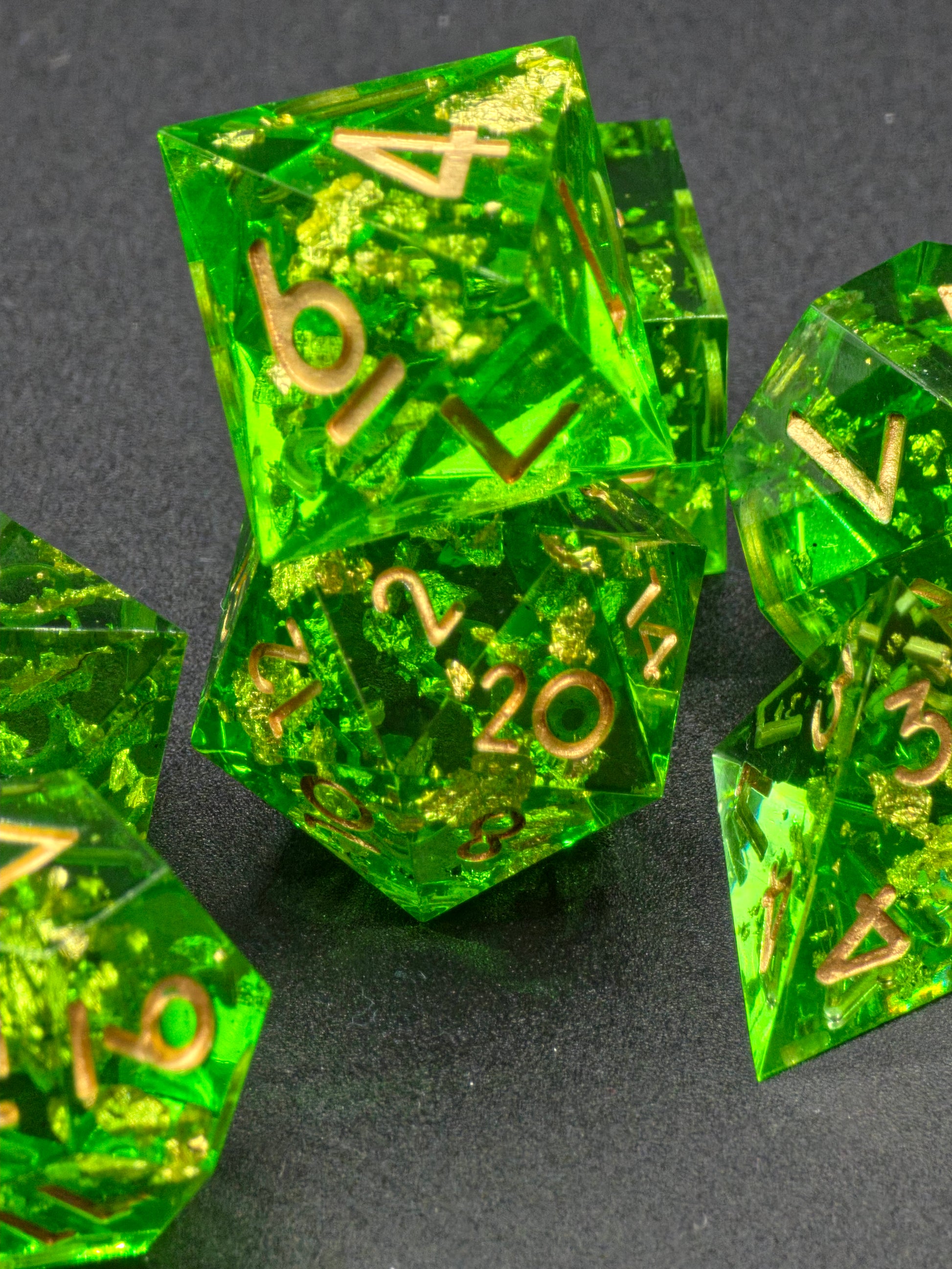 Studioaufnahme des „Emerald Treasure“ Würfelsets – präzise Gravuren, tiefes Smaragdgrün und edelsteinartiger Glanz.  
Studio shot of the “Emerald Treasure” dice set – precise engravings, deep emerald green and gem-like shine.