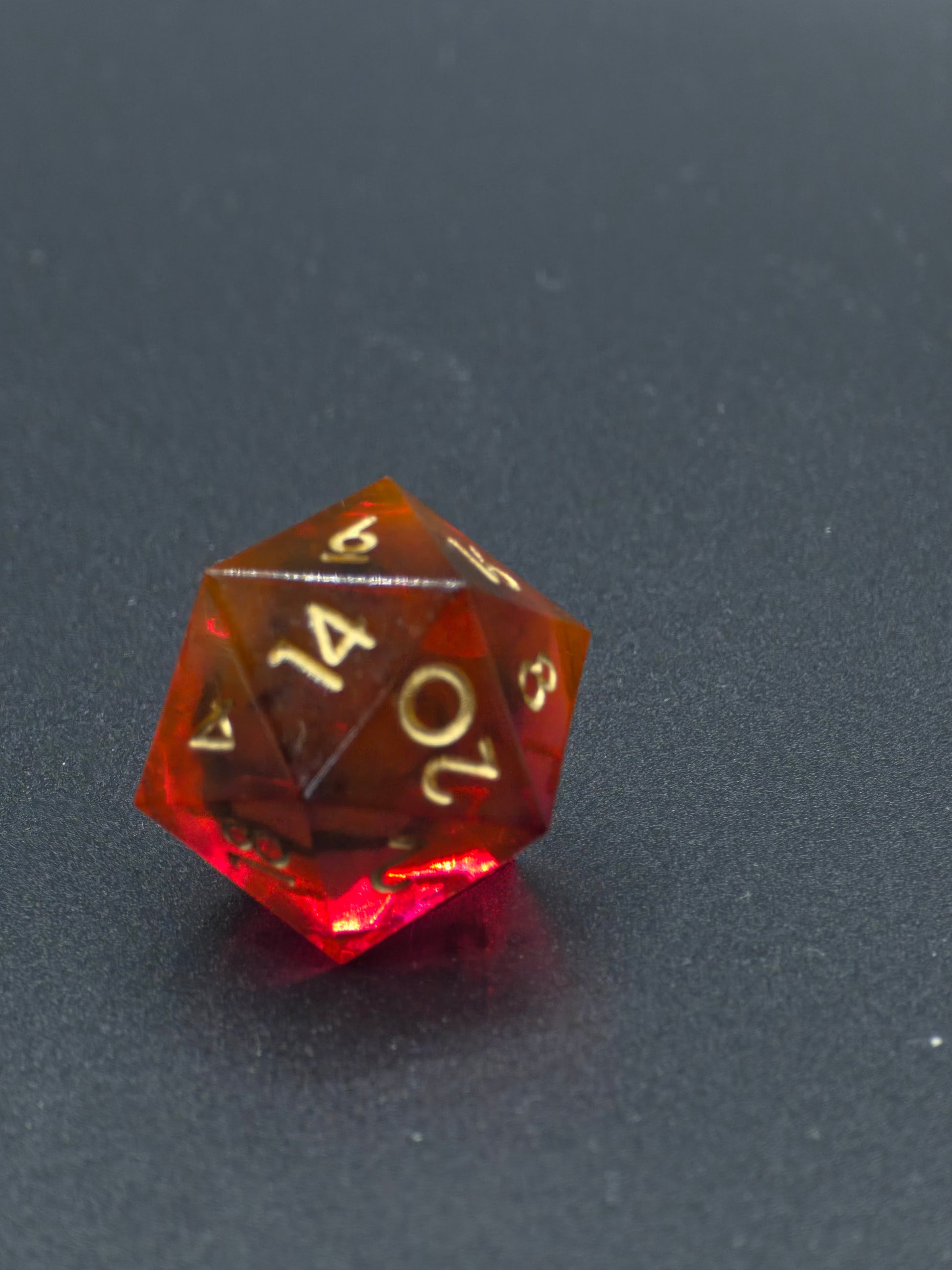 Detailaufnahme des „Fire Amber Cloud“ – goldrote Schichten mit rauchigem Schwarzeffekt.  
Close-up of “Fire Amber Cloud” – red-golden layers with smoky black effect.