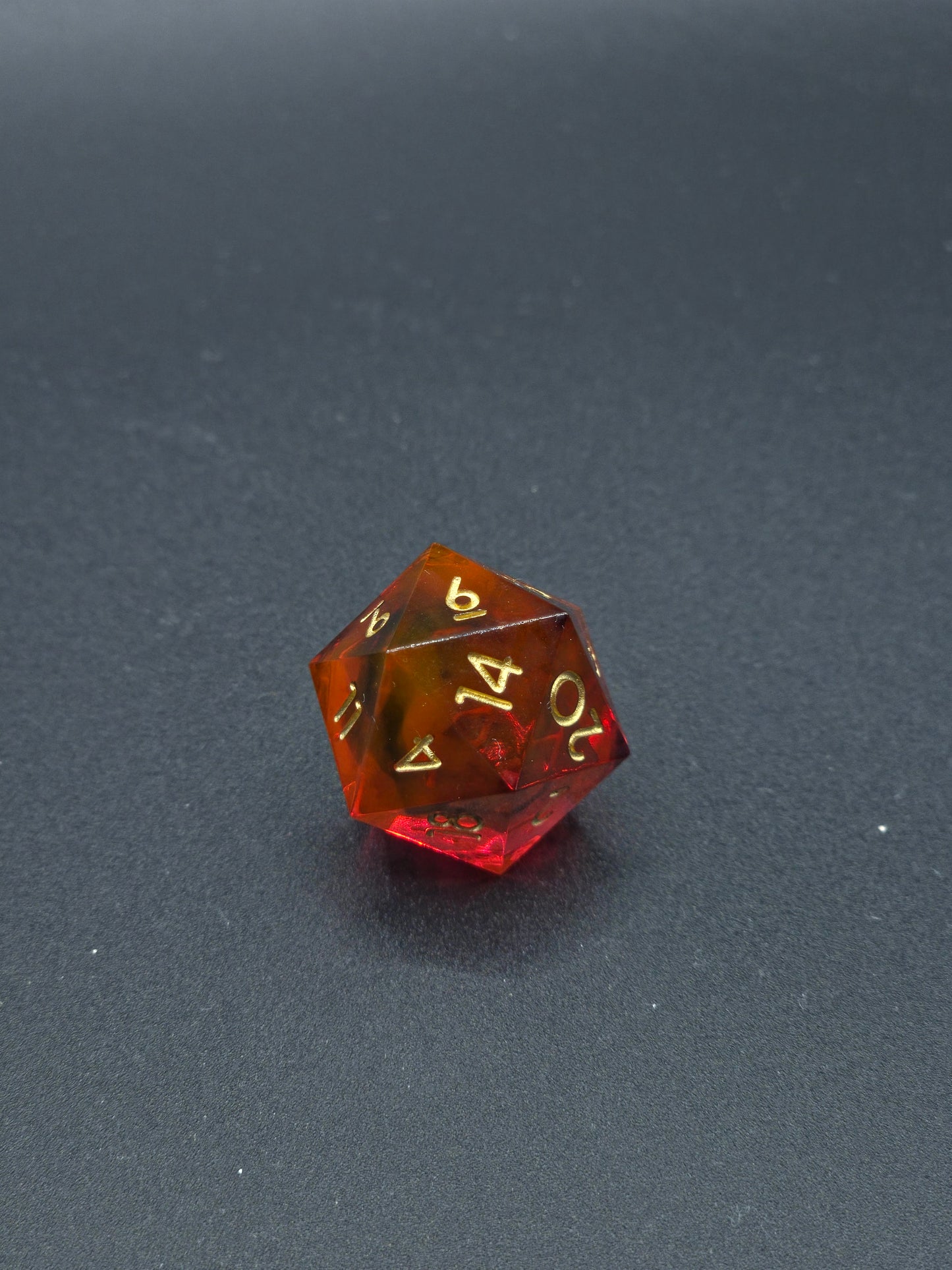 „Fire Amber Cloud“ in der Hand – goldene Zahlen und leuchtendes Inneres wie eine Flamme.  
“Fire Amber Cloud” held in hand – golden numbers and glowing interior like a flame.