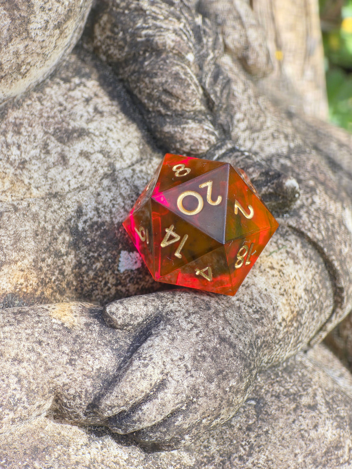 Handgemachter D20 „Fire Amber Cloud“ – transparenter Würfel in Rot und Gold mit schwarzem Cloud-Effekt.  
Handmade D20 “Fire Amber Cloud” – transparent red and gold die with black cloud effect.