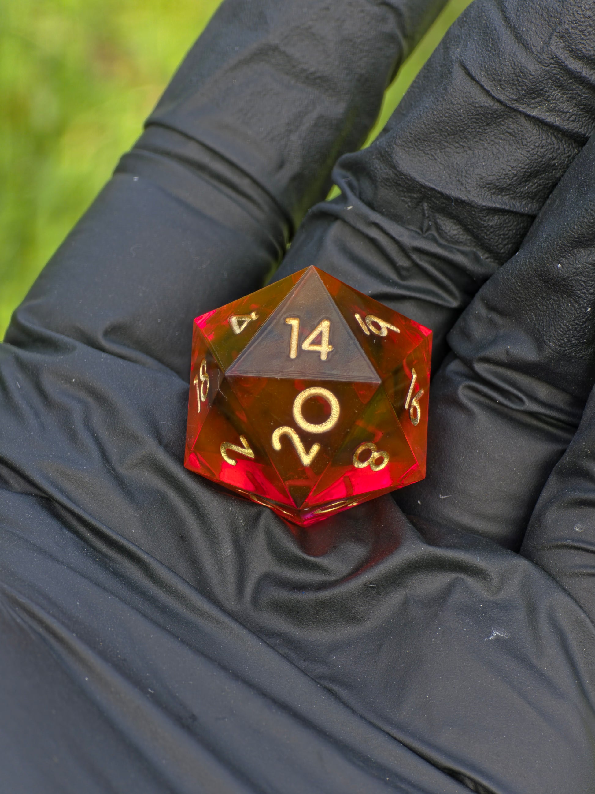 „Fire Amber Cloud“ im Sonnenlicht – rotes Harz glüht mit goldenen Reflexen wie geschmolzener Bernstein.  
“Fire Amber Cloud” in sunlight – red resin glowing with golden reflections like molten amber.