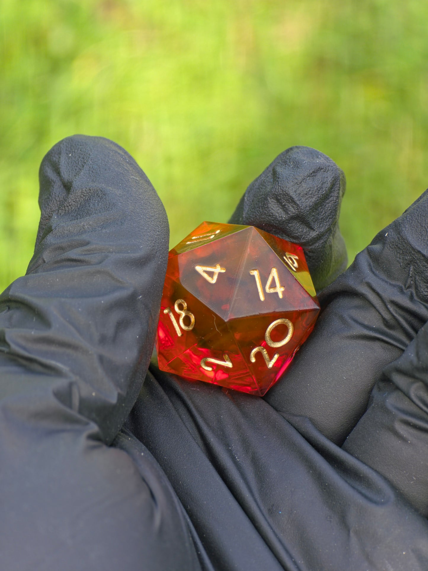 Studioaufnahme des „Fire Amber Cloud“ – klare Linien, spiegelglatte Oberfläche und tiefe Farben.  
Studio shot of “Fire Amber Cloud” – clear lines, mirror-smooth surface and deep colors.