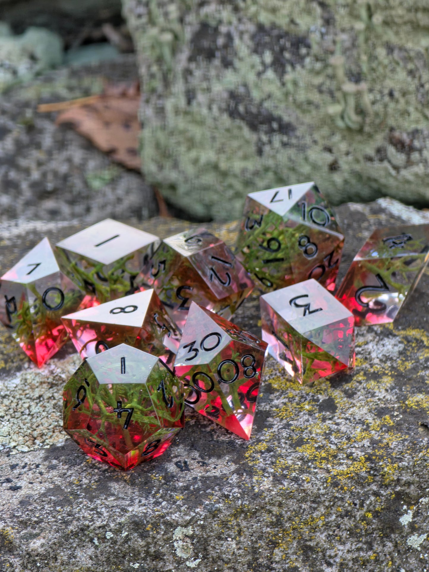 Detailaufnahme des „Forest Ember“ Sets – zeigt Moosstrukturen und feurige Farbverläufe im transparenten Harz.  
Close-up of the “Forest Ember” set – showing moss textures and fiery color gradients inside clear resin.