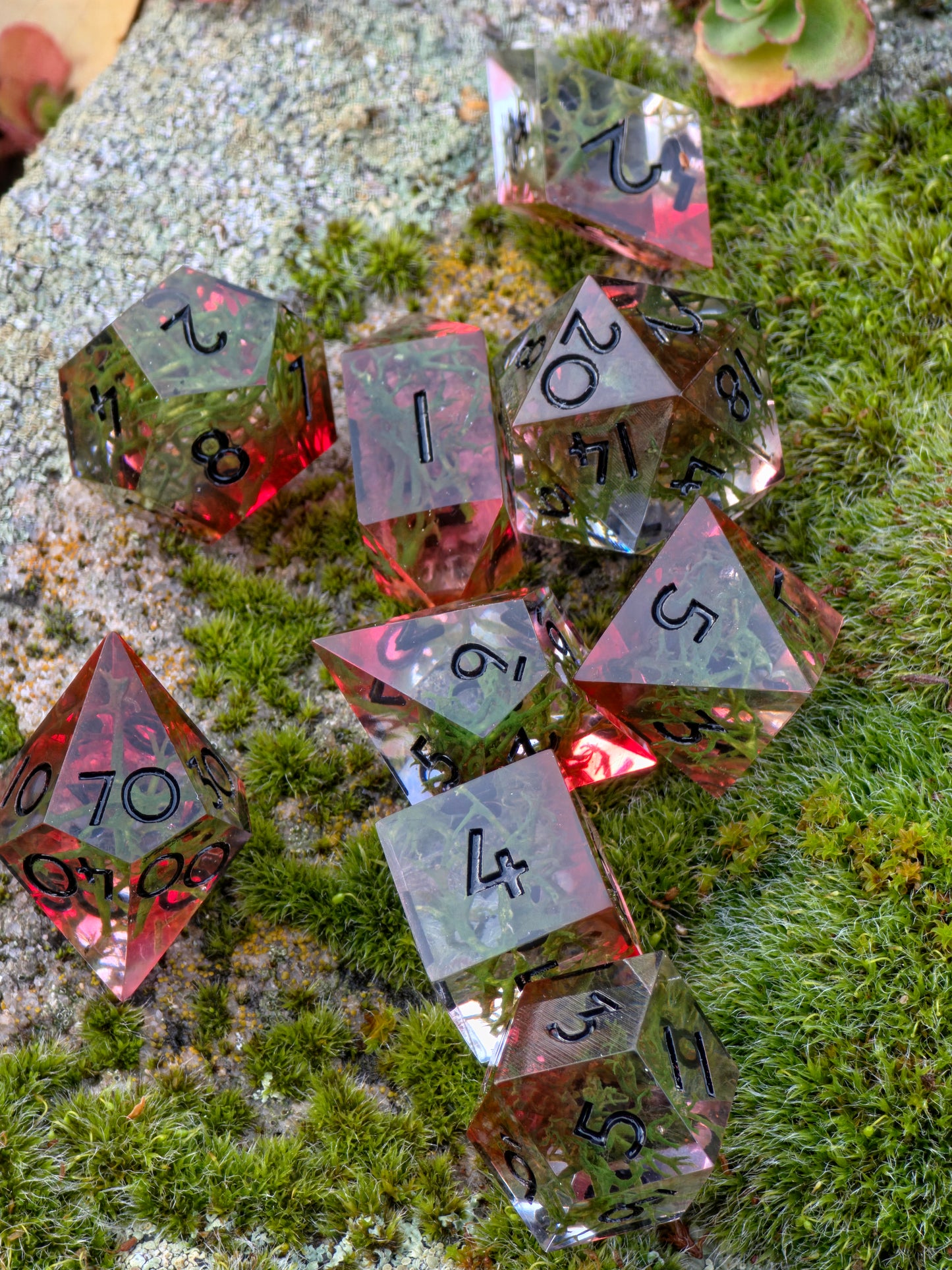 „Forest Ember“ in der Hand – zeigt Tiefe, Lichtreflexe und die perfekte Balance zwischen Feuer und Natur.  
“Forest Ember” held in hand – showing depth, reflections, and perfect balance between fire and nature.