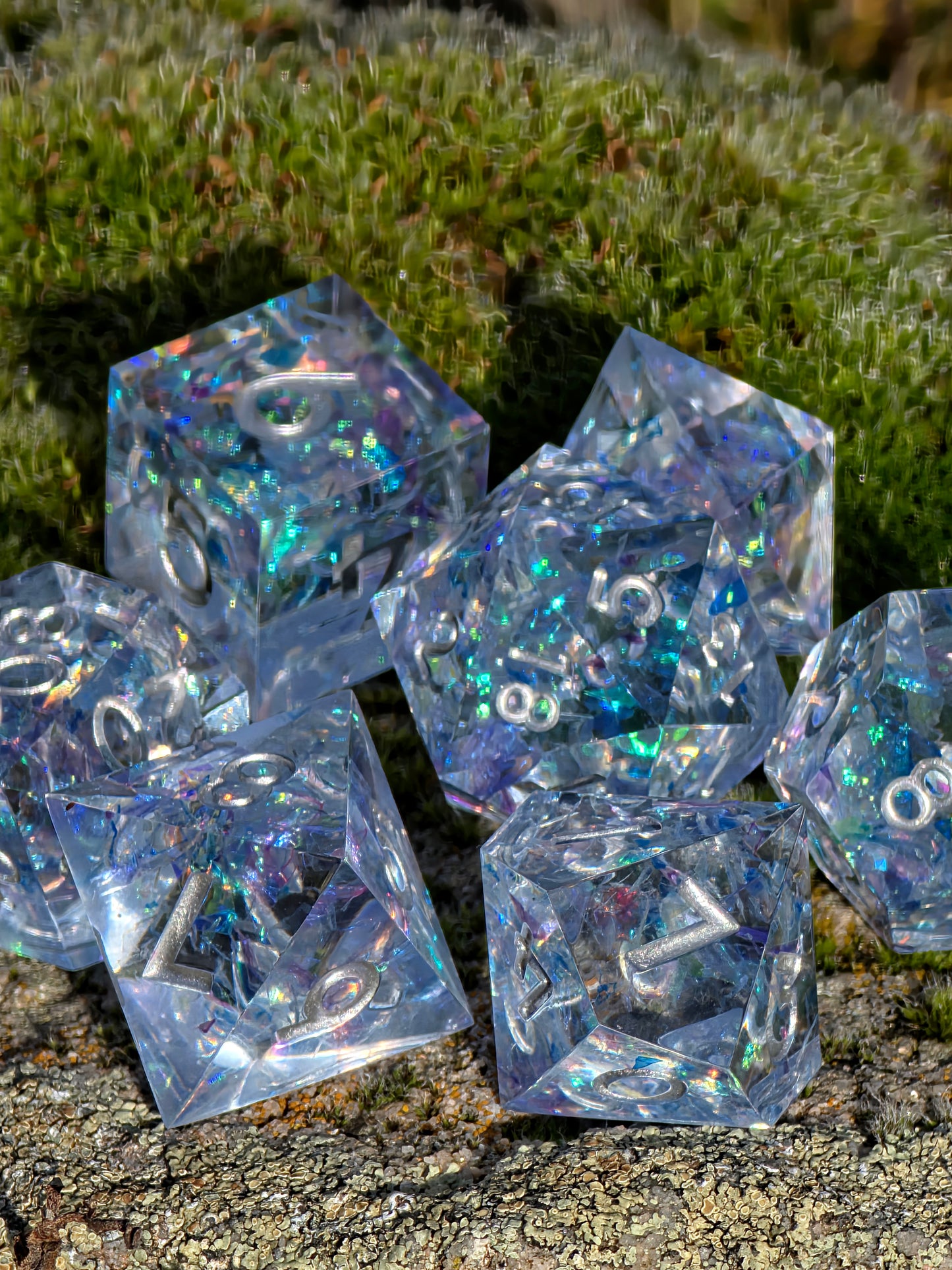 Detailaufnahme der „Frozen Aurora“ Würfel – irisierender Opal-Effekt und präzise Gravuren.  
Close-up of the “Frozen Aurora” dice – iridescent opal effect and precise engravings.