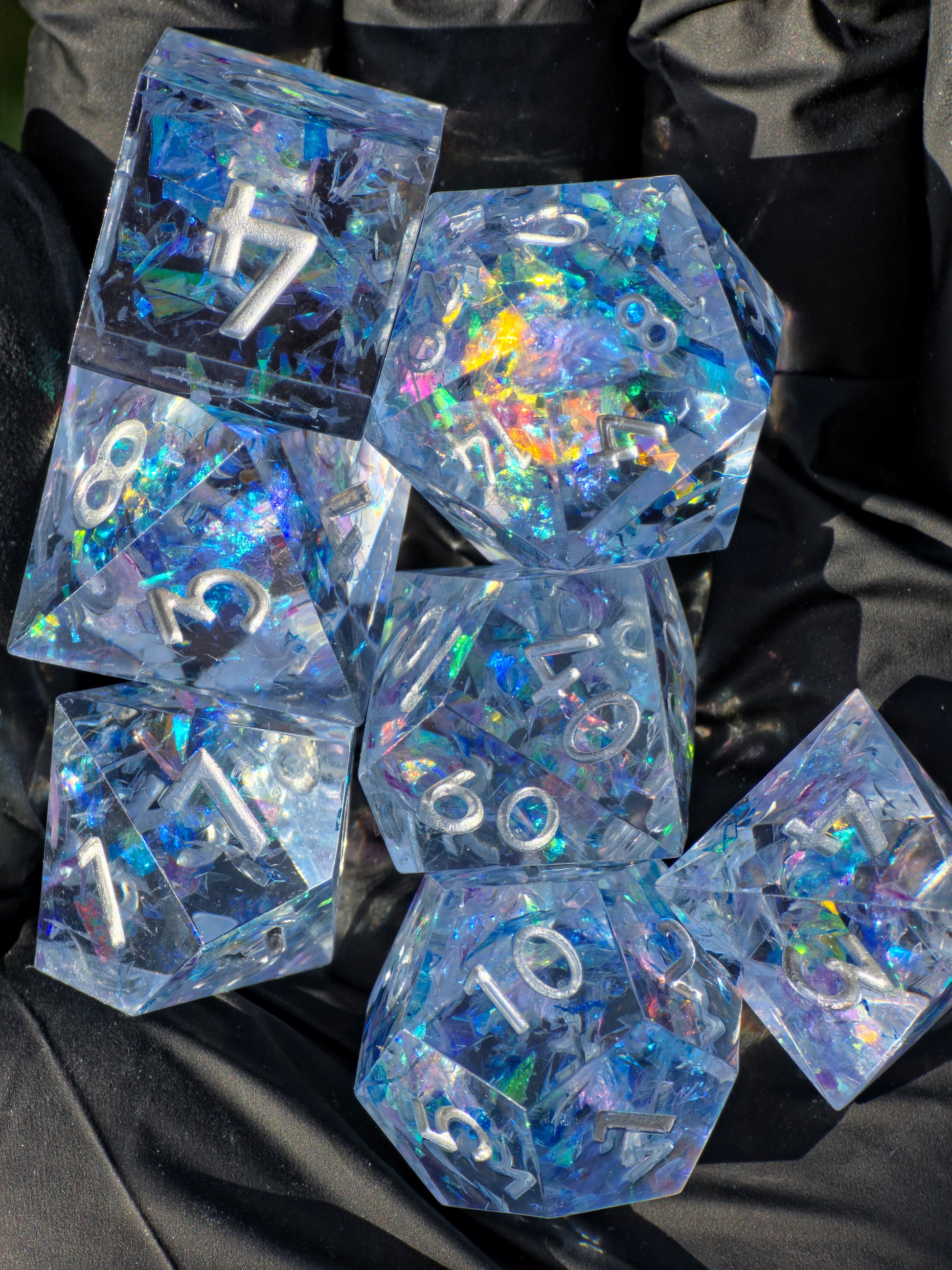 Komplettes „Frozen Aurora“ Würfelset – zeigt den Schimmer des Nordlichts in kristallklaren Harzschichten.  
Complete “Frozen Aurora” dice set – shows the shimmer of northern lights captured in crystal-clear resin.