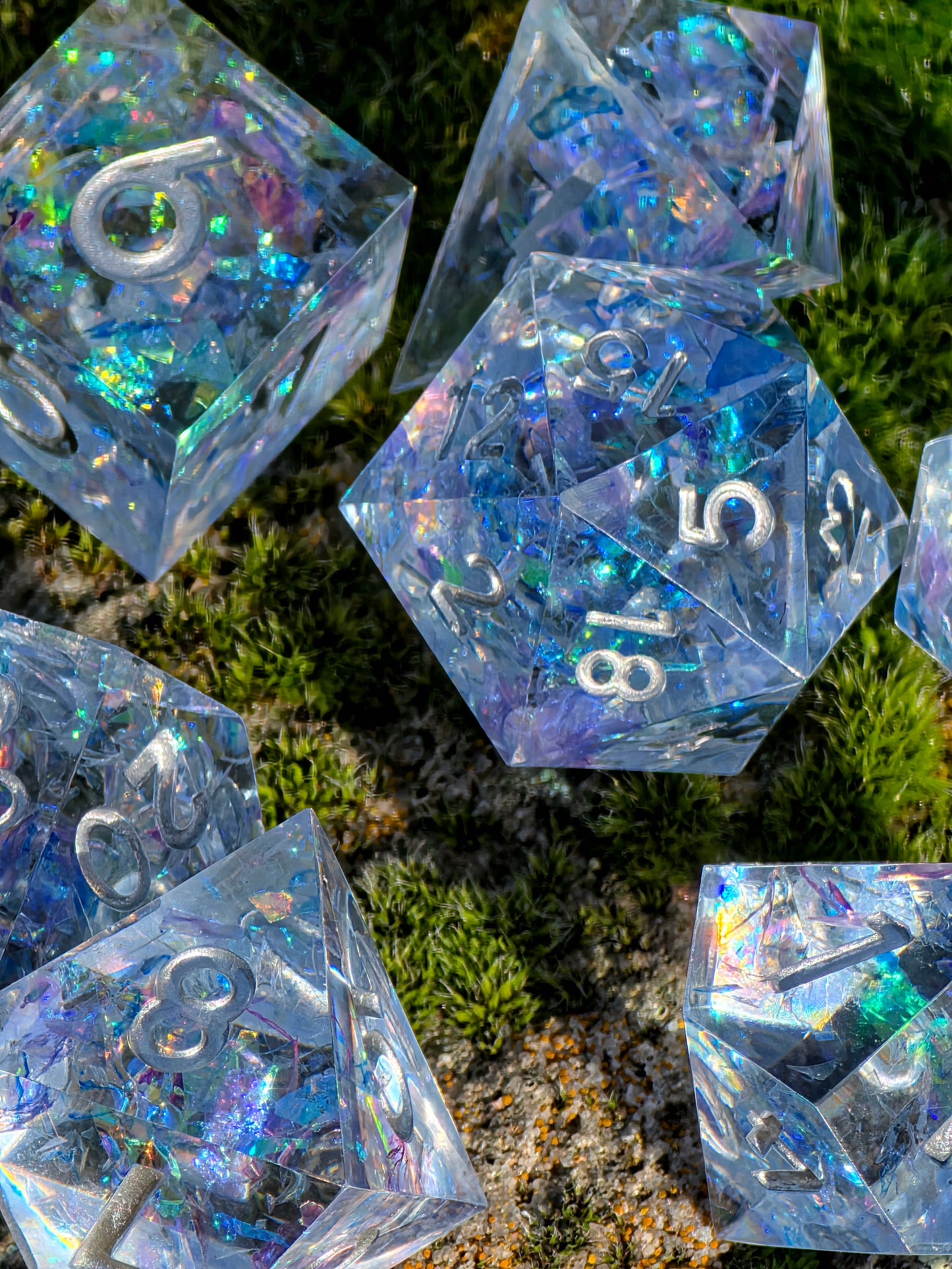 „Frozen Aurora“ Würfel in der Hand – zeigt Lichtspiel, Transparenz und Eiskristall-Schimmer.  
“Frozen Aurora” dice held in hand – showing light reflections, transparency and ice-crystal shimmer.