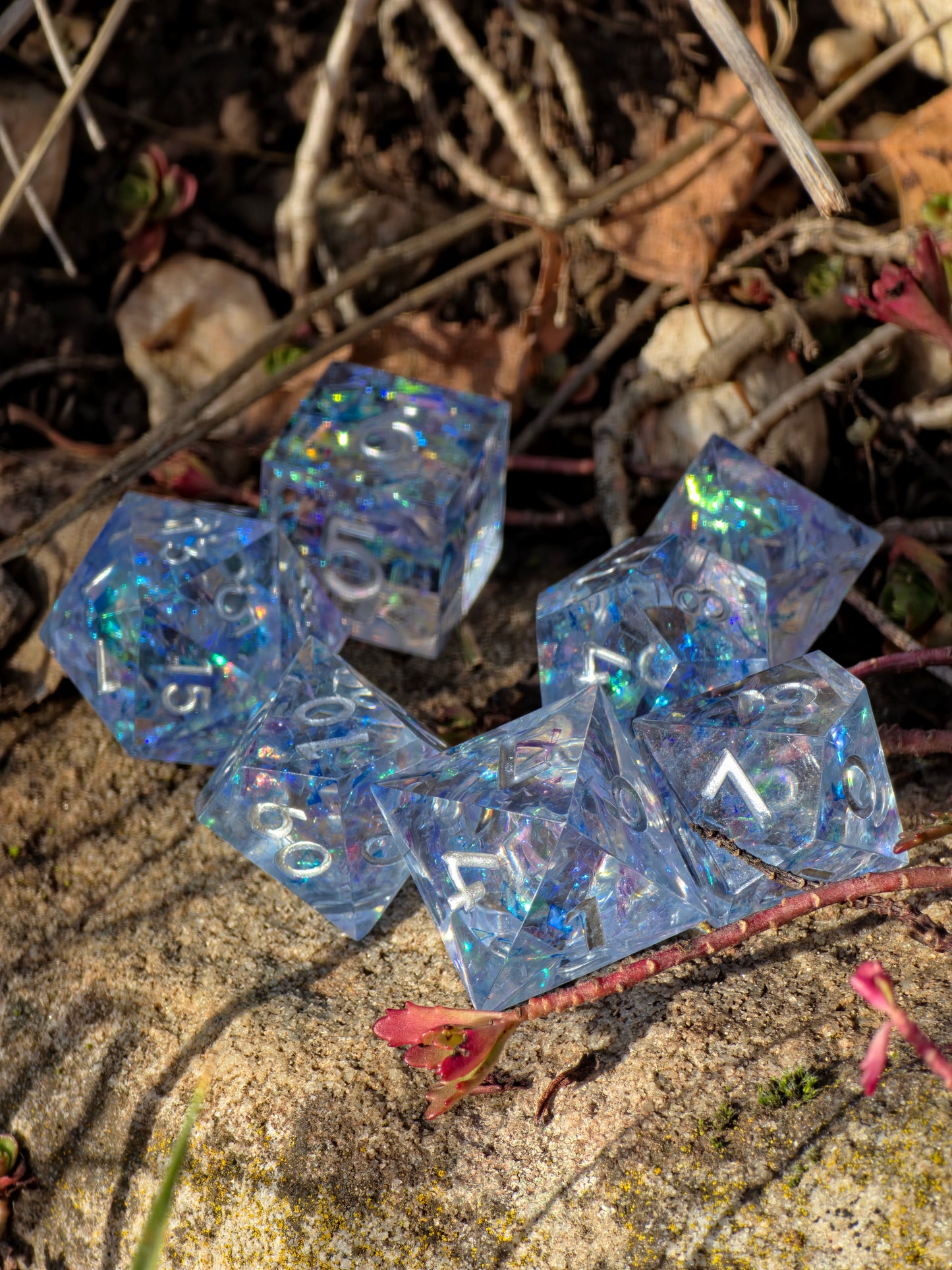 „Frozen Aurora“ Würfel auf Moos – ein Hauch von Winterzauber inmitten der Natur.  
“Frozen Aurora” dice on moss – a touch of winter magic amid nature’s textures.