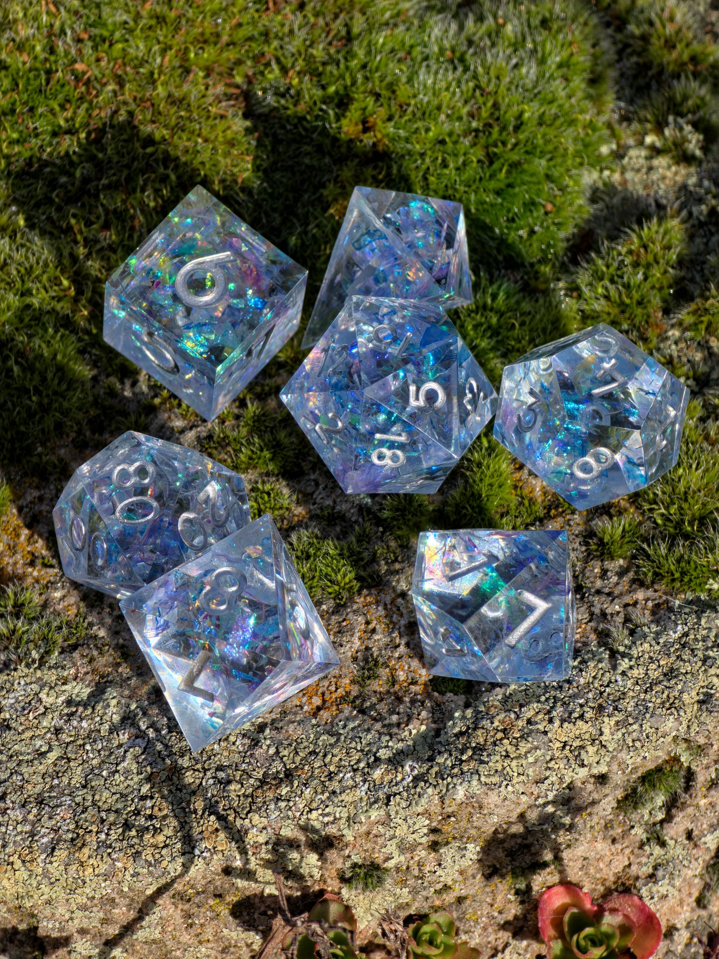 Studioaufnahme des „Frozen Aurora“ Würfelsets – kühler Spiegelglanz und klare Struktur wie gefrorenes Glas.  
Studio shot of the “Frozen Aurora” dice set – cool mirror gloss and clarity like frozen glass.