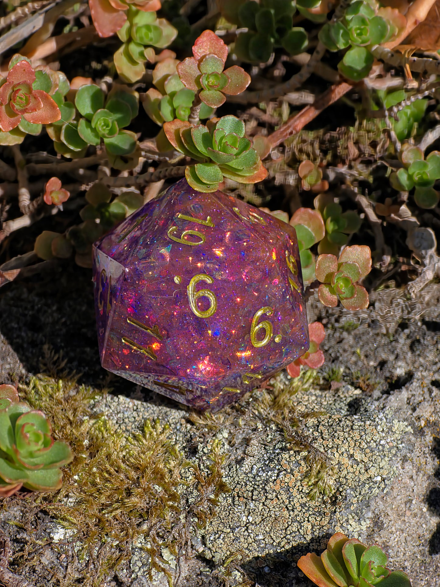 Studioaufnahme des „Galaxy Blossom“ – polierte Facetten, klare Linien und brillantes Harzleuchten.  
Studio shot of “Galaxy Blossom” – polished facets, clean lines, and brilliant resin glow.