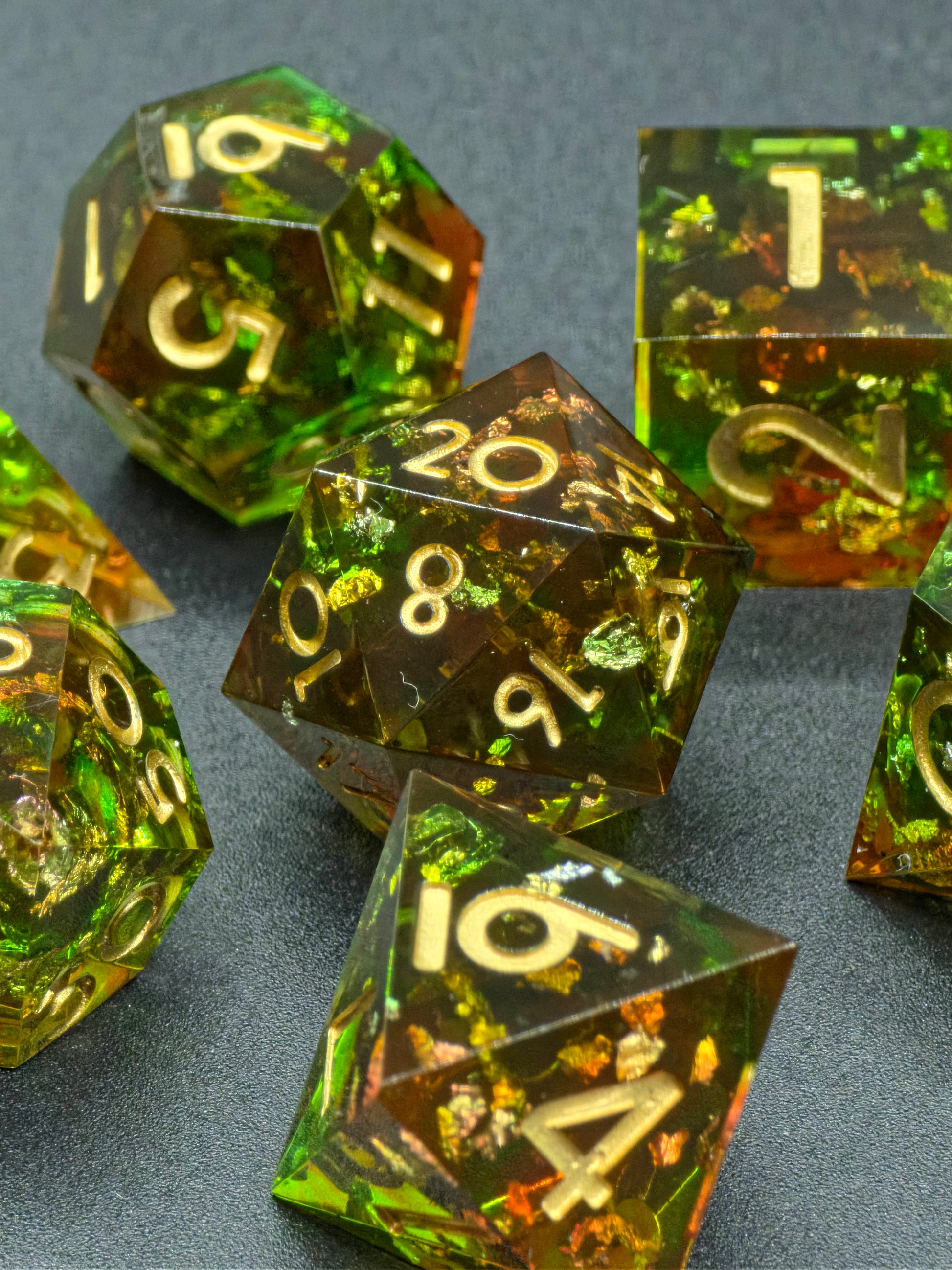 Einzelner D20-Würfel mit grüner Transparenz, roten Adern und goldenen Flocken – magisches Herz des Waldes.  
Single D20 die with green transparency, red veins, and golden flakes – the magical heart of the forest.