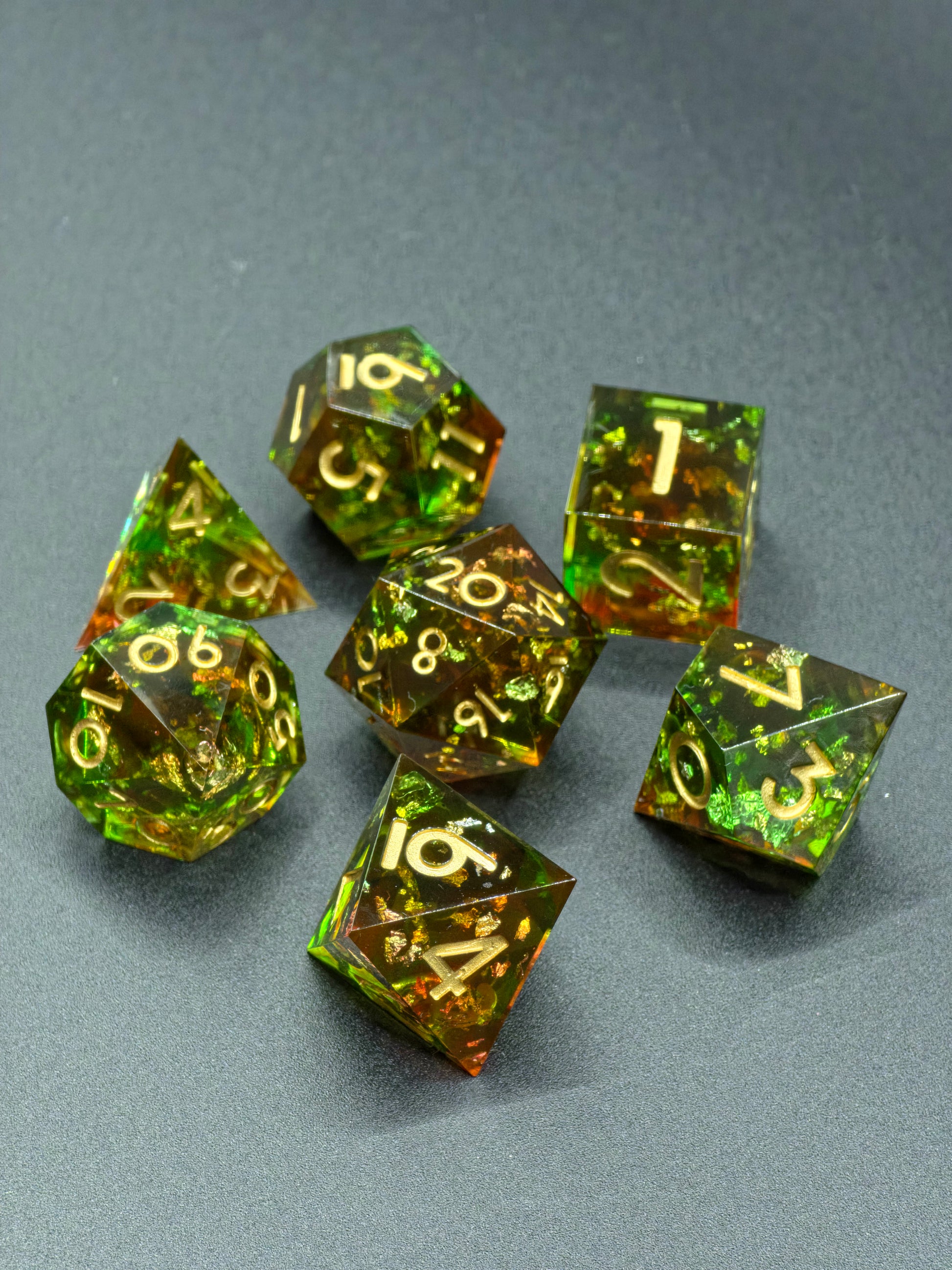 Detailaufnahme der Resinwürfel mit funkelnden Goldflocken und klarer Oberfläche – perfekt für Sammler und DnD-Spieler.  
Close-up of the resin dice showing sparkling gold flakes and a glossy surface – perfect for collectors and DnD players.