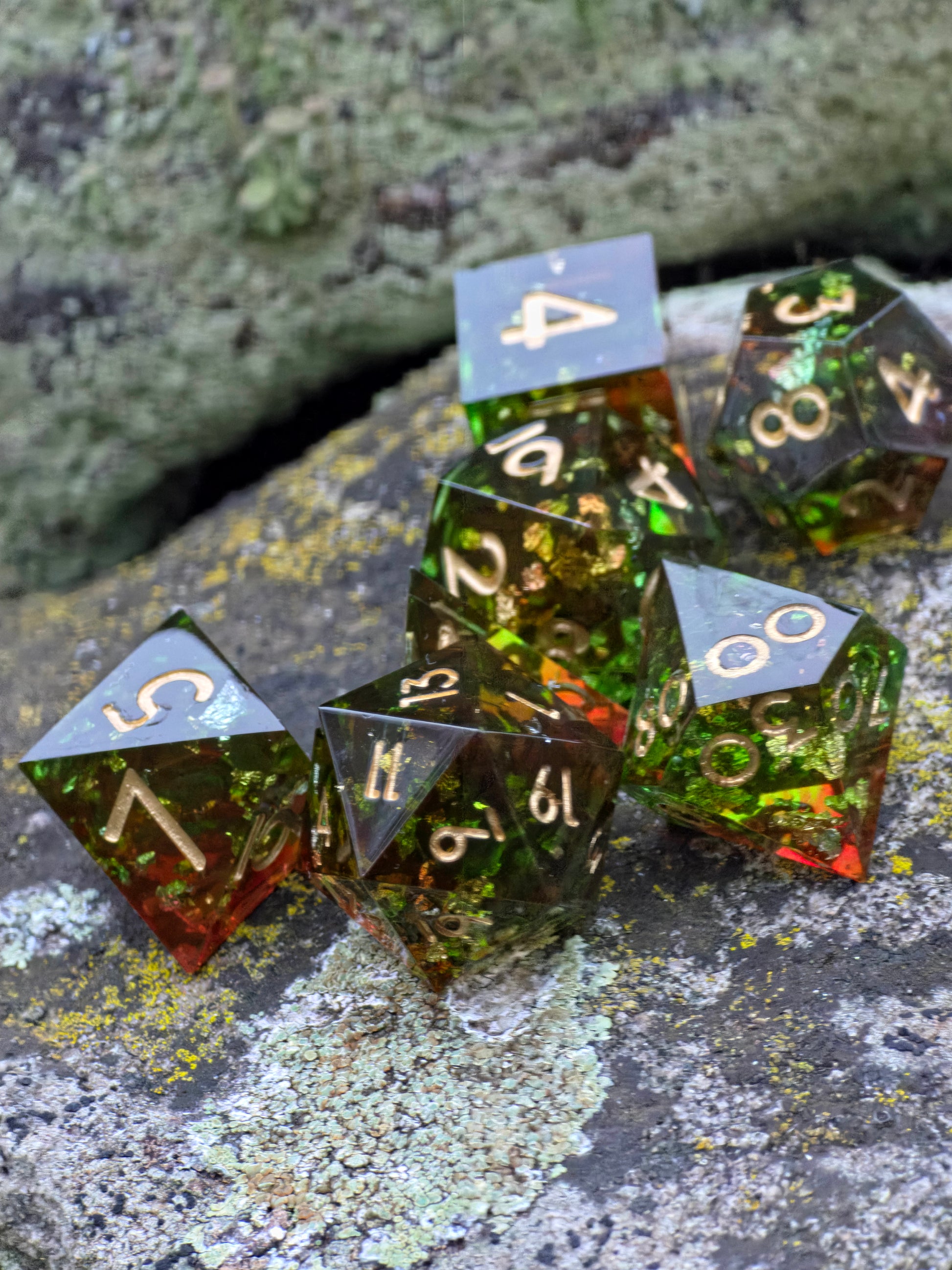 Resinwürfel auf dunklem Hintergrund – betont die leuchtenden Farben und die feinen Golddetails.  
Resin dice on dark background – highlighting the luminous colors and delicate gold details.
