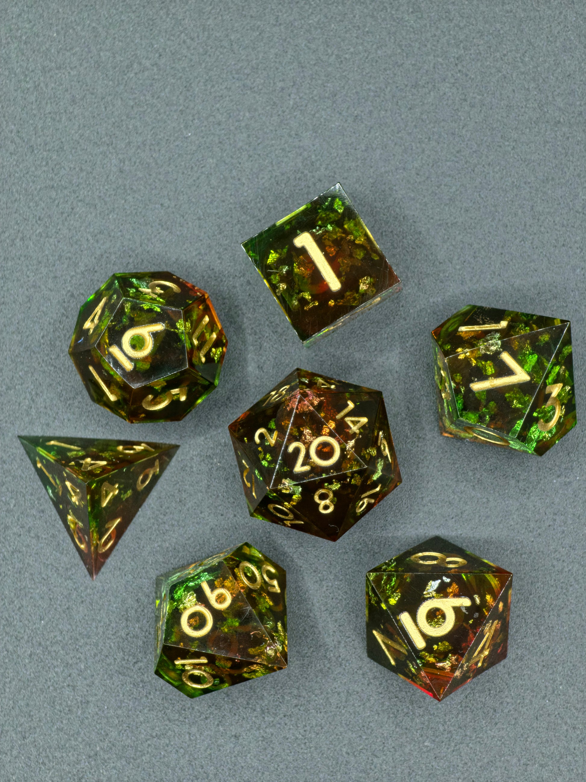Komplettes Resin-Würfelset „Heart of the Forest“ mit sieben Würfeln für DnD und Pen-and-Paper-Spiele.  
Complete “Heart of the Forest” resin dice set with seven dice for DnD and tabletop RPGs.