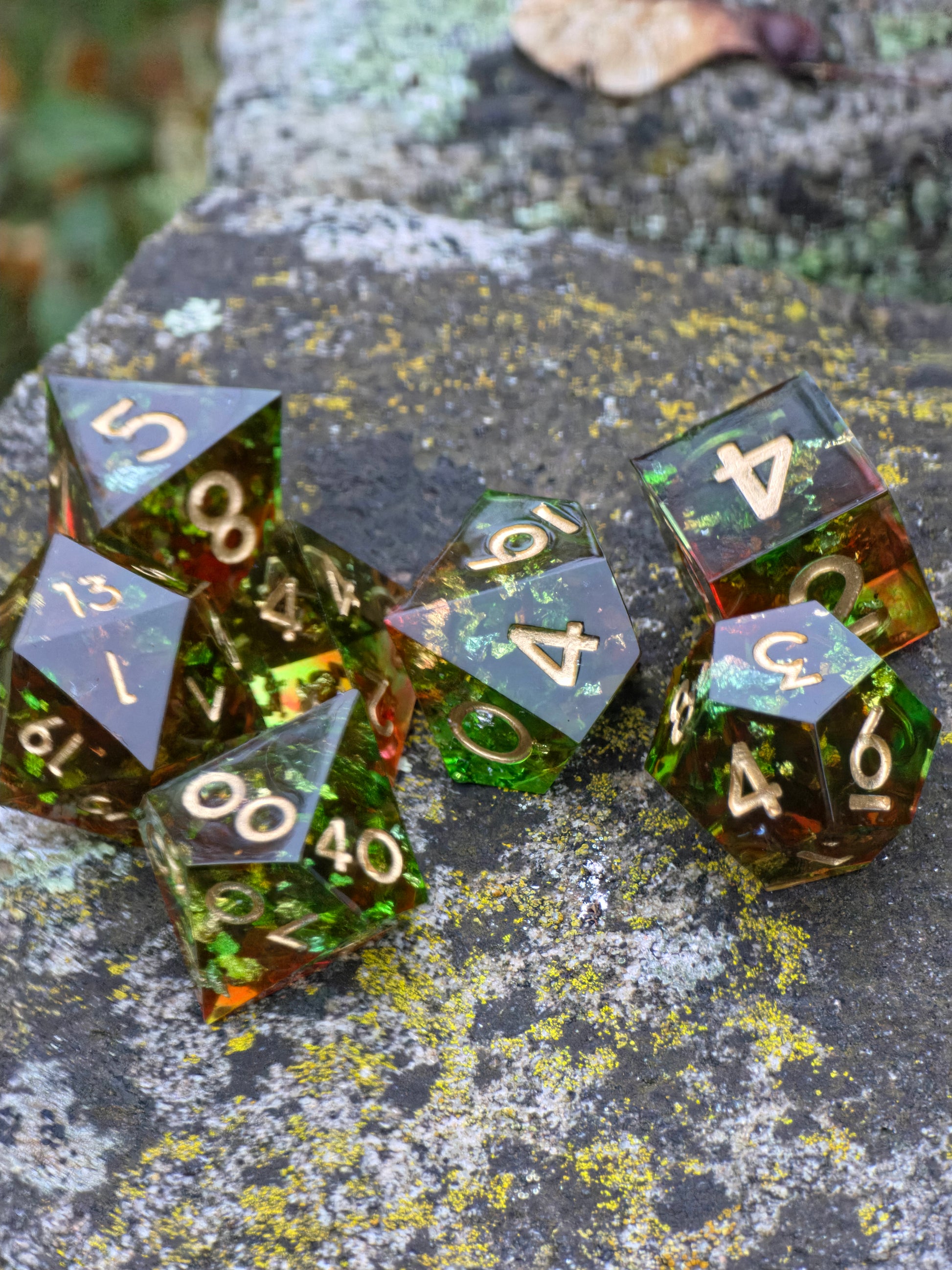 Mehrere handgefertigte „Heart of the Forest“ Würfel in Szene gesetzt – ein einzigartiges Sammlerstück.  
Multiple handmade “Heart of the Forest” dice arranged artistically – a unique collector’s piece.