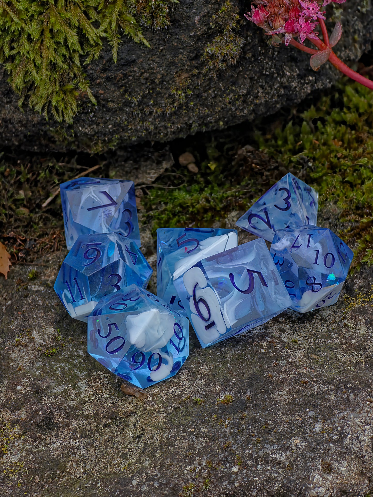 Detailaufnahme des „Himmel im Hand“ Sets – zarte Wolkenmotive und sanfte Farbverläufe in hellblauem Harz.  
Close-up of the “Sky in Hand” set – delicate cloud shapes and gentle gradients in light blue resin.