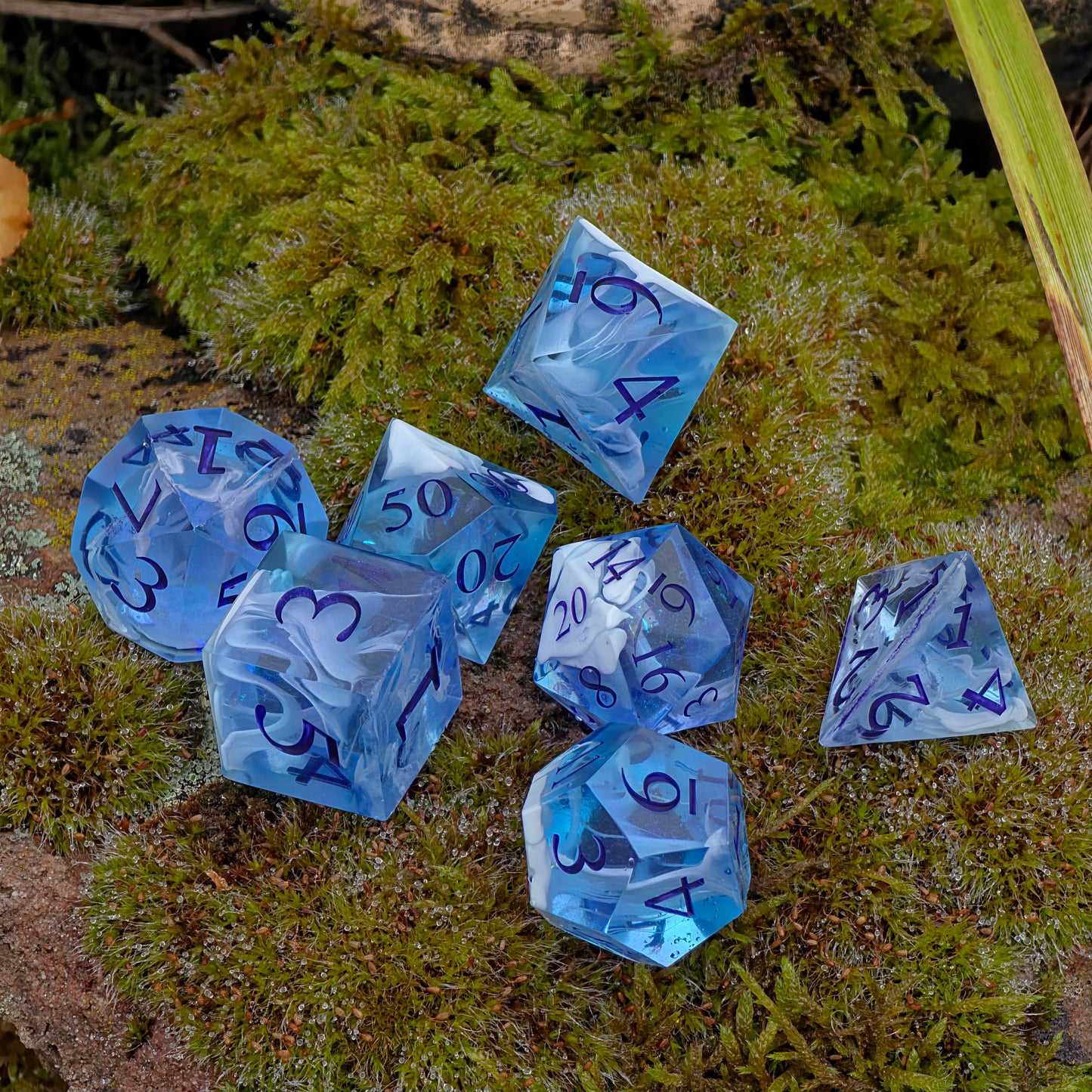 „Himmel im Hand“ in der Hand – das Licht bricht sich in den blauen Flächen wie am Himmel nach dem Regen.  
“Sky in Hand” held in hand – light refracts through the blue facets like sky after the rain.
