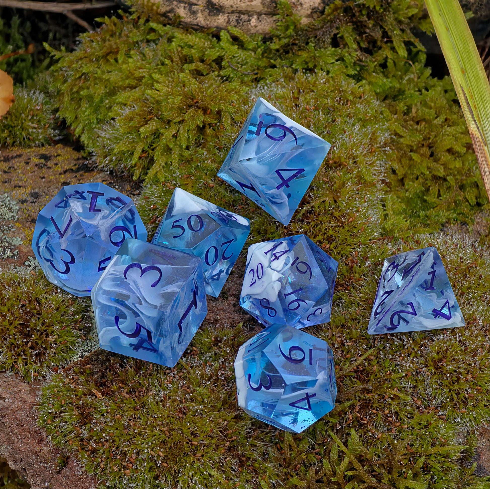 „Himmel im Hand“ in der Hand – das Licht bricht sich in den blauen Flächen wie am Himmel nach dem Regen.  
“Sky in Hand” held in hand – light refracts through the blue facets like sky after the rain.