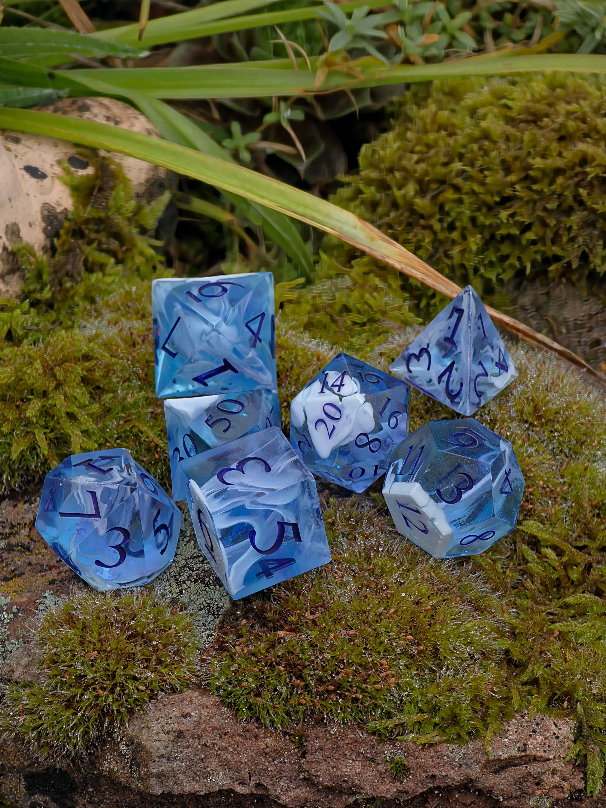 Studioaufnahme des „Himmel im Hand“ Sets – klare Gravuren, weiches Blau und polierte Flächen.  
Studio shot of the “Sky in Hand” set – clean engravings, soft blue tone and polished surfaces.