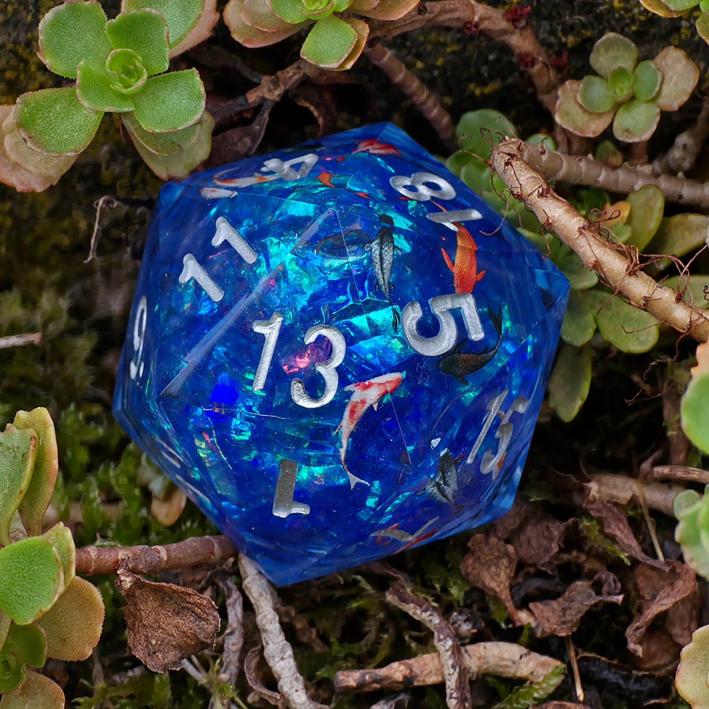 „Koi Pond“ auf Naturstein – harmonisches Zusammenspiel von Wasserblau, Gold und Naturtexturen.  
“Koi Pond” on natural stone – harmonious blend of water blue, gold, and natural textures.