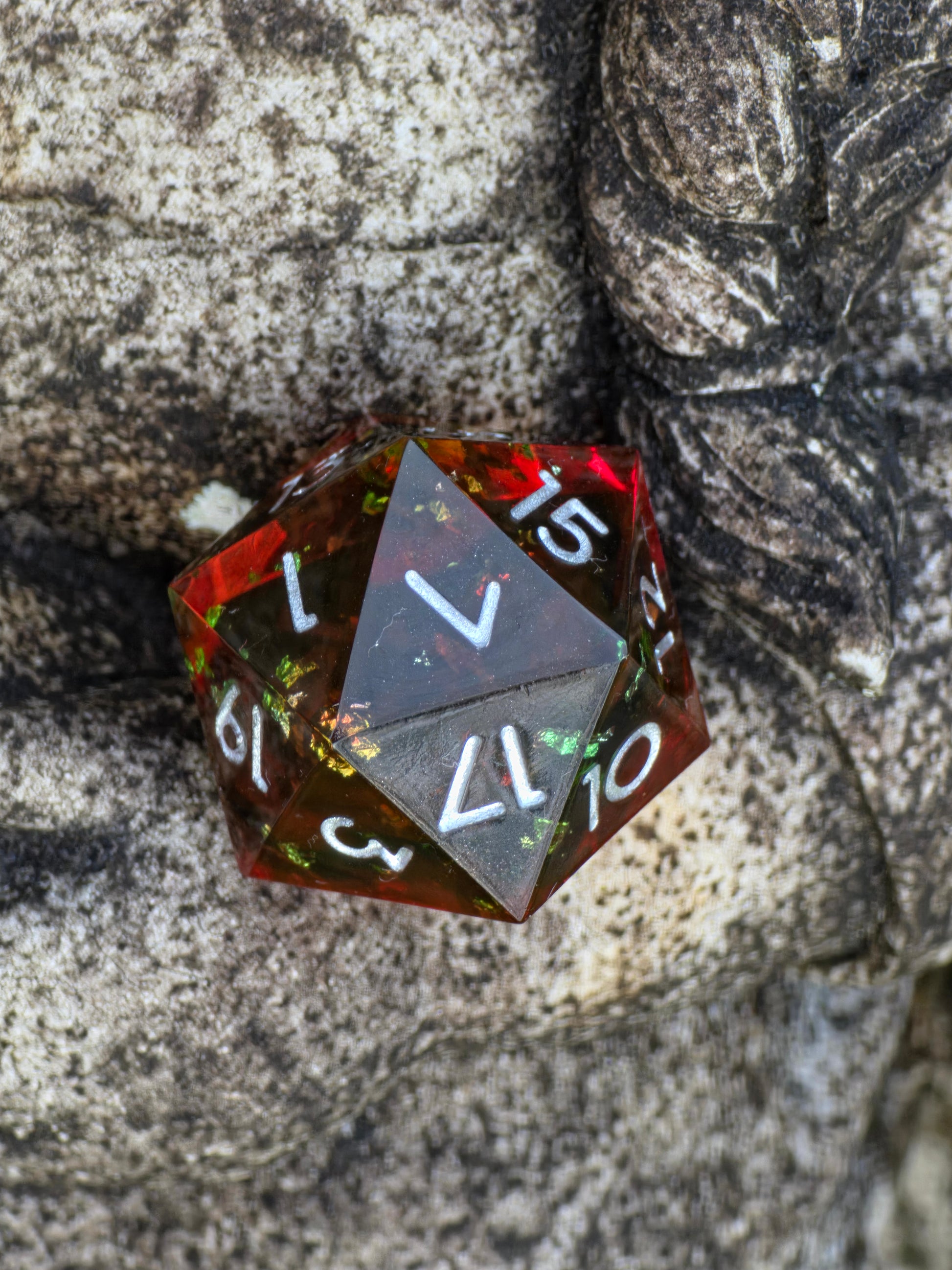 Detailaufnahme des „Lava D20“ – zeigt glühende Farbschichten, die an geschmolzene Lava erinnern.  
Close-up of the “Lava D20” – showing glowing color layers reminiscent of molten lava.