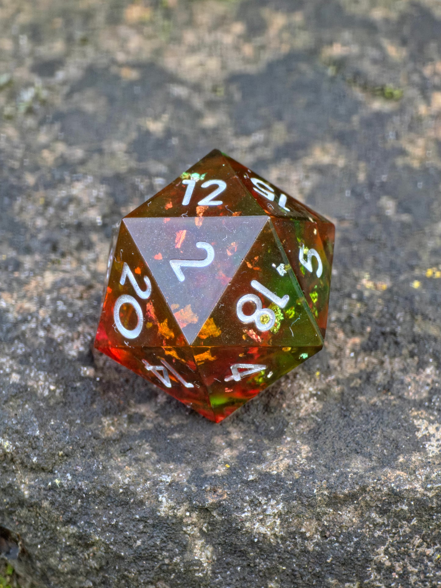 „Lava D20“ auf Naturstein – feurige Farben im Kontrast zur kühlen Steinstruktur.  
“Lava D20” on natural stone – fiery colors contrasting with cool stone texture.