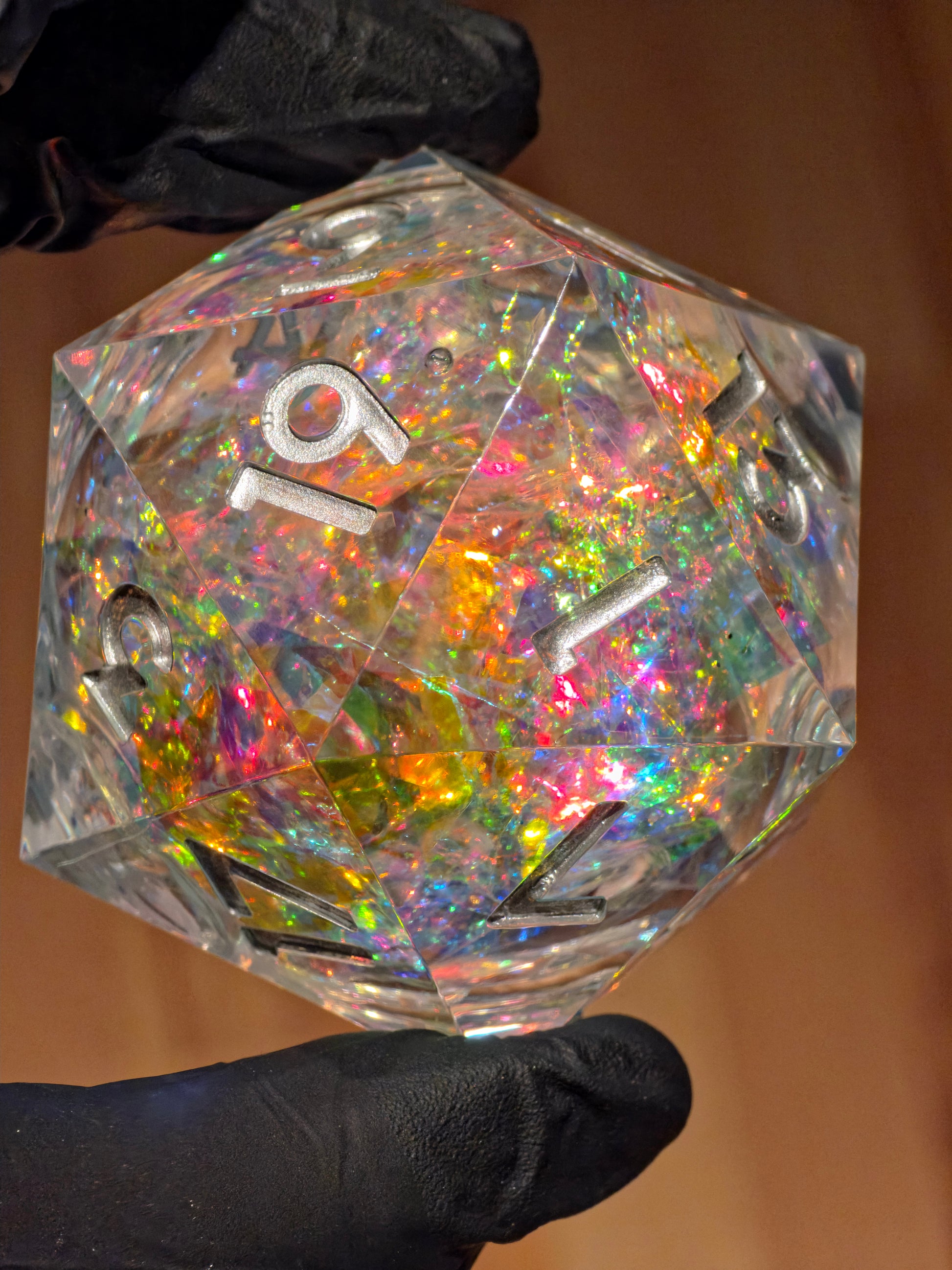 „Liquid Core Opal Artefakt“ auf dunklem Hintergrund – betont Lichtreflexe und opalisierende Partikel.  
“Liquid Core Opal Artefact” on dark background – emphasizing light reflections and opalescent particles.