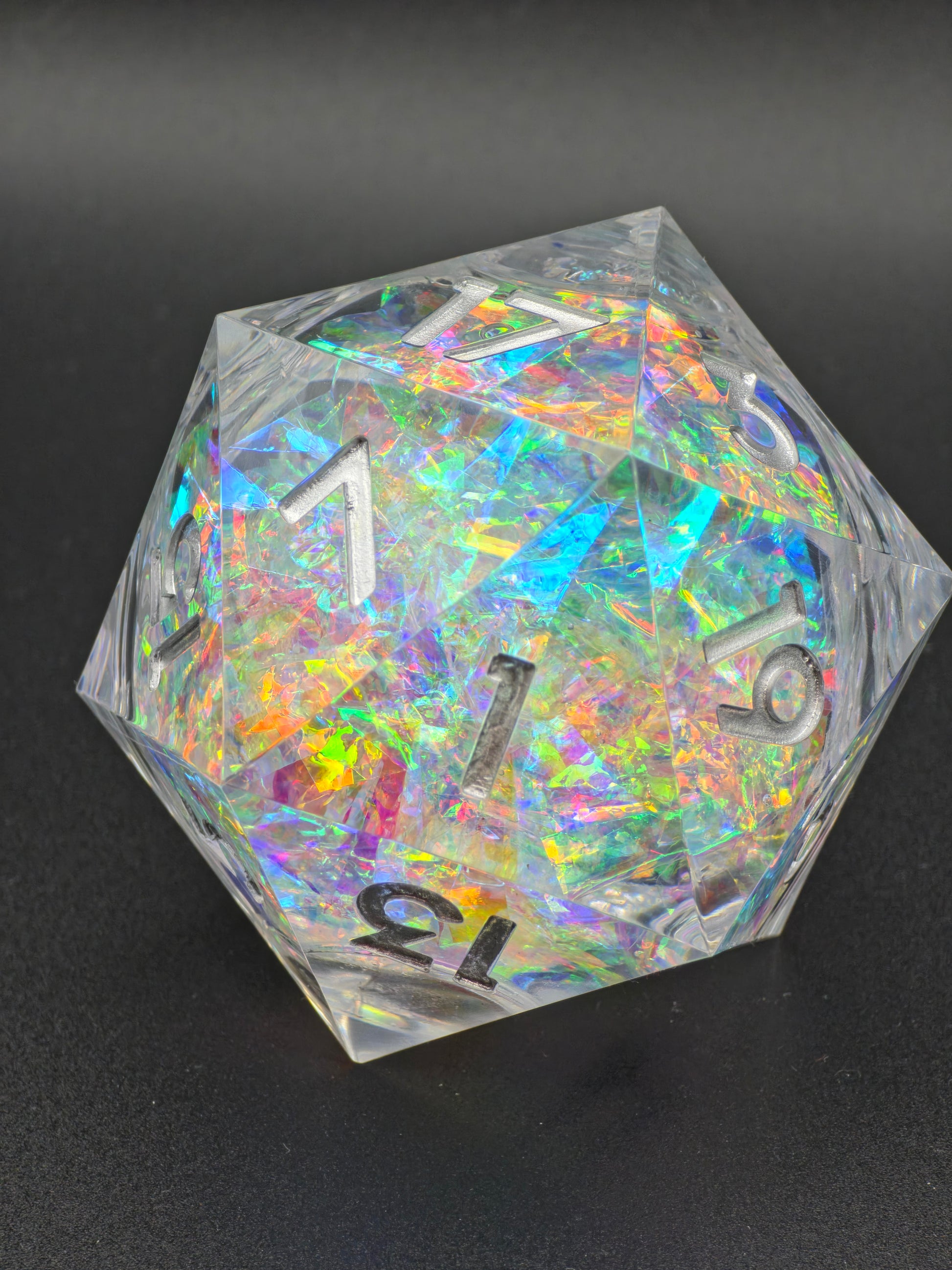 „Liquid Core Opal Artefakt“ Würfel in der Hand – zeigt Größe, Tiefe und Bewegung des flüssigen Kerns.  
“Liquid Core Opal Artefact” die held in hand – showing size, depth and motion of the liquid core.