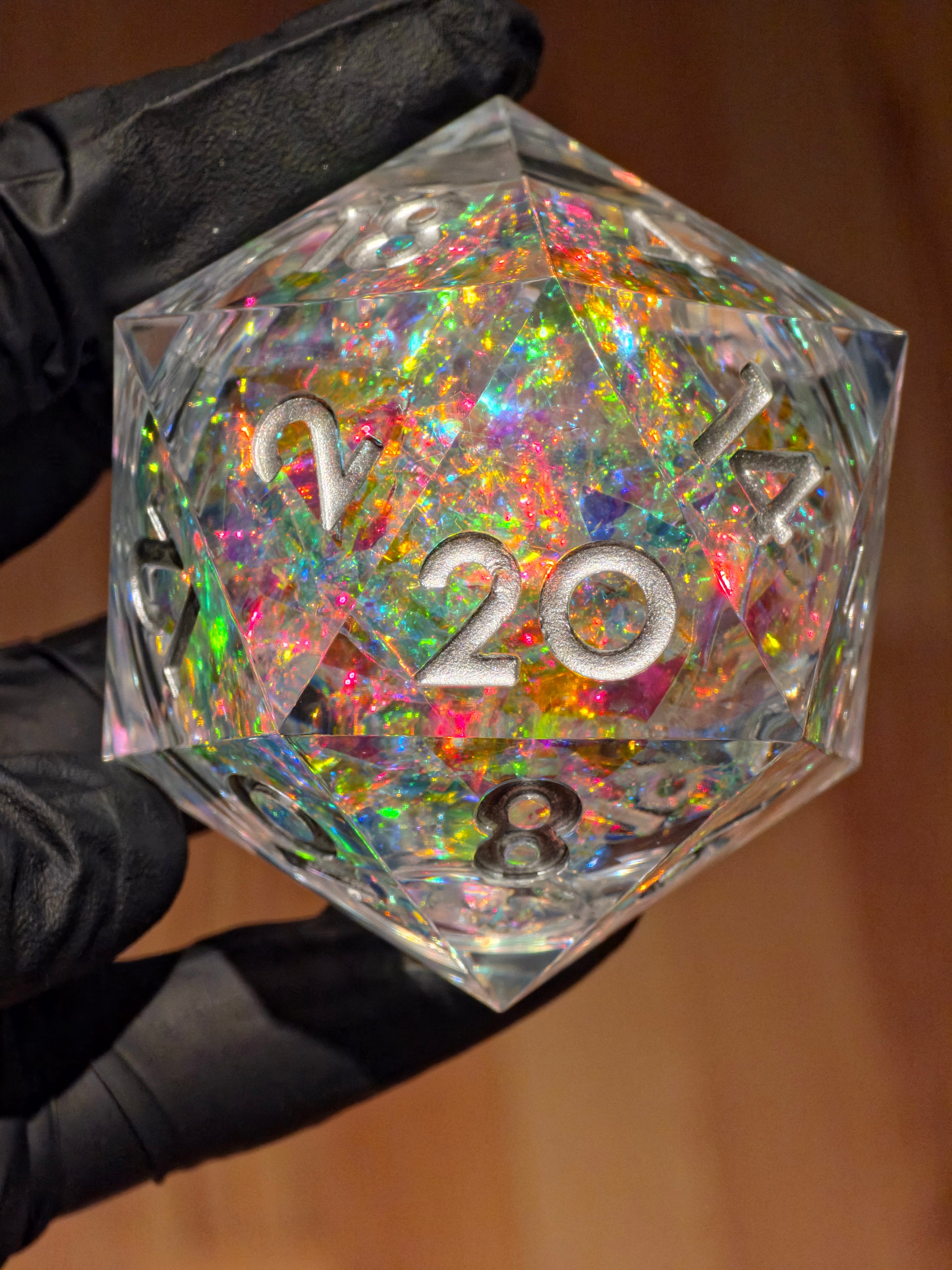 Legendärer handgemachter D20 „Liquid Core Opal Artefakt“ (55 mm) – funkelnder XL-Resinwürfel mit flüssigem Kern und opalisierendem Effekt.  
Legendary handmade D20 “Liquid Core Opal Artefact” (55 mm) – shimmering XL resin die with liquid core and opalescent effect.